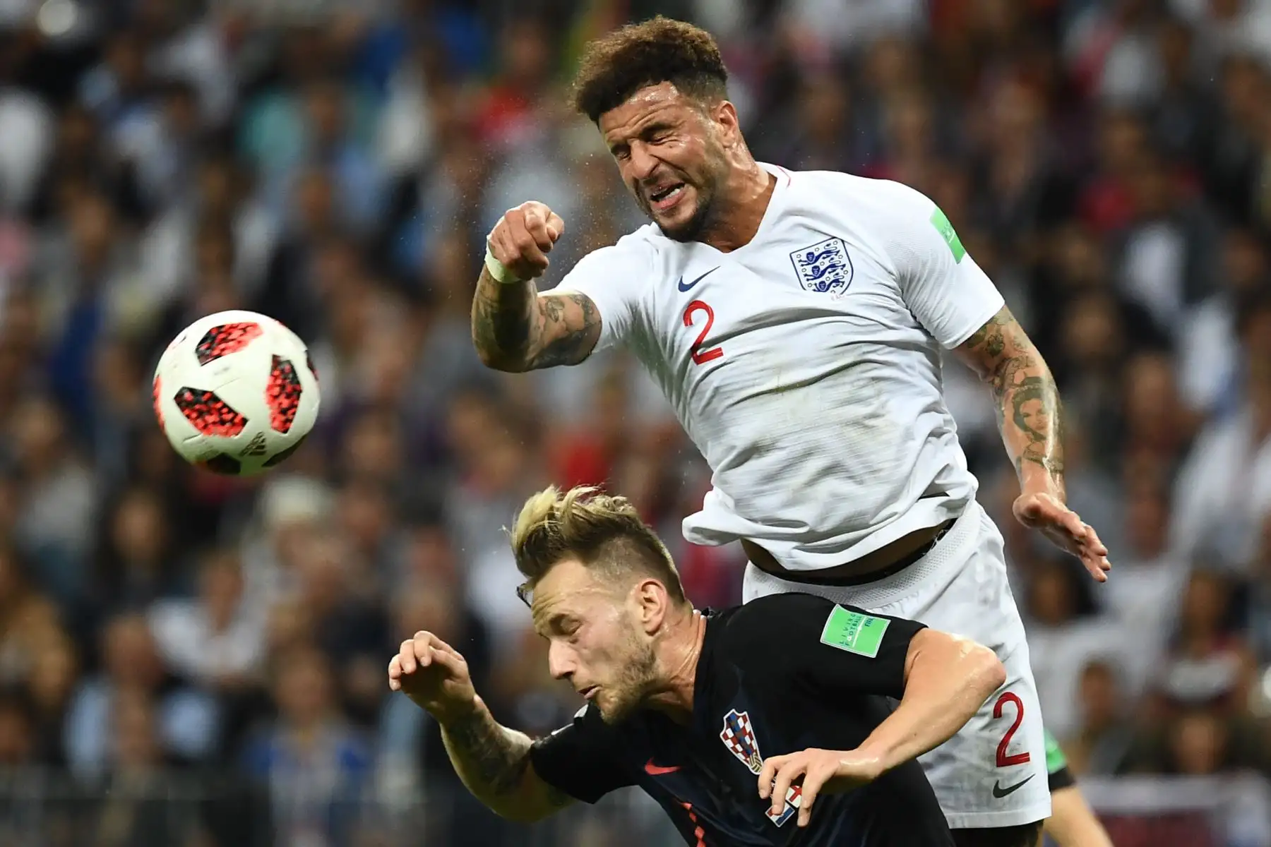 El defensor de Inglaterra Kyle Walker (R) compite por el cabezazo con el centrocampista croata Ivan Rakitic durante el partido de semifinales de la Copa Mundial Rusia 2018 entre Croacia e Inglaterra en el Estadio Luzhniki en Moscú el 11 de julio de 2018. / AFP