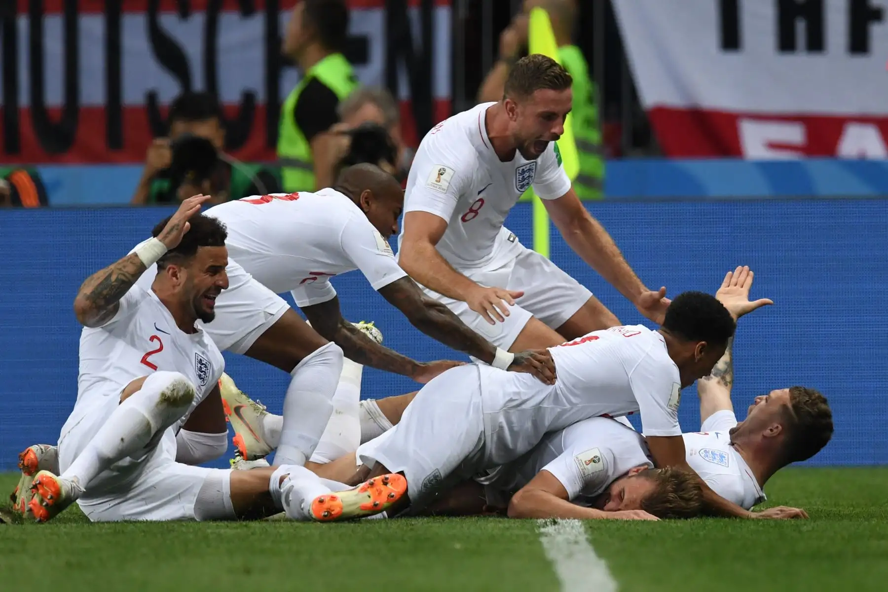 El defensor de Inglaterra Kieran Trippier (abajo) celebra con sus compañeros después de anotar un gol durante el partido de semifinales de la Copa Mundial Rusia 2018 entre Croacia e Inglaterra en el Estadio Luzhniki en Moscú el 11 de julio de 2018. / AFP