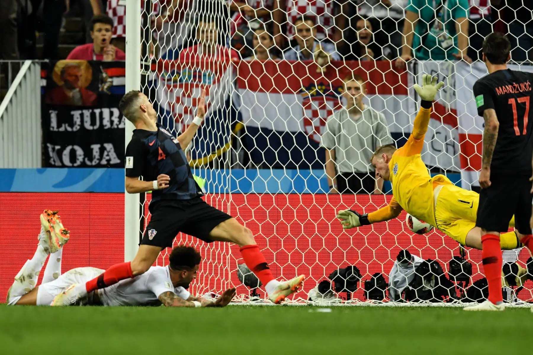 El delantero croata Ivan Perisic (2ndL) marca un gol durante el partido de semifinales de la Copa Mundial Rusia 2018 entre Croacia e Inglaterra en el Estadio Luzhniki en Moscú el 11 de julio de 2018. / AFP