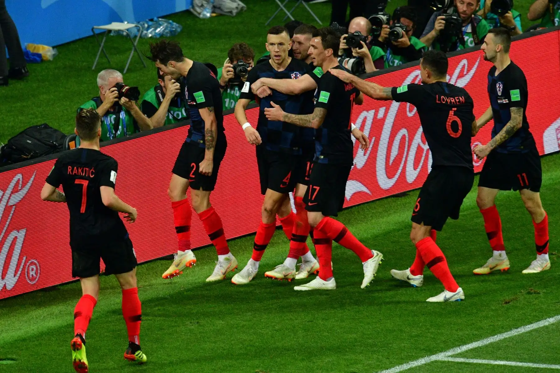 El delantero croata Ivan Perisic (C) celebra con sus compañeros después de anotar el primer gol de su equipo durante el partido de semifinales de la Copa Mundial Rusia 2018 entre Croacia e Inglaterra en el Estadio Luzhniki de Moscú el 11 de julio de 2018. / AFP