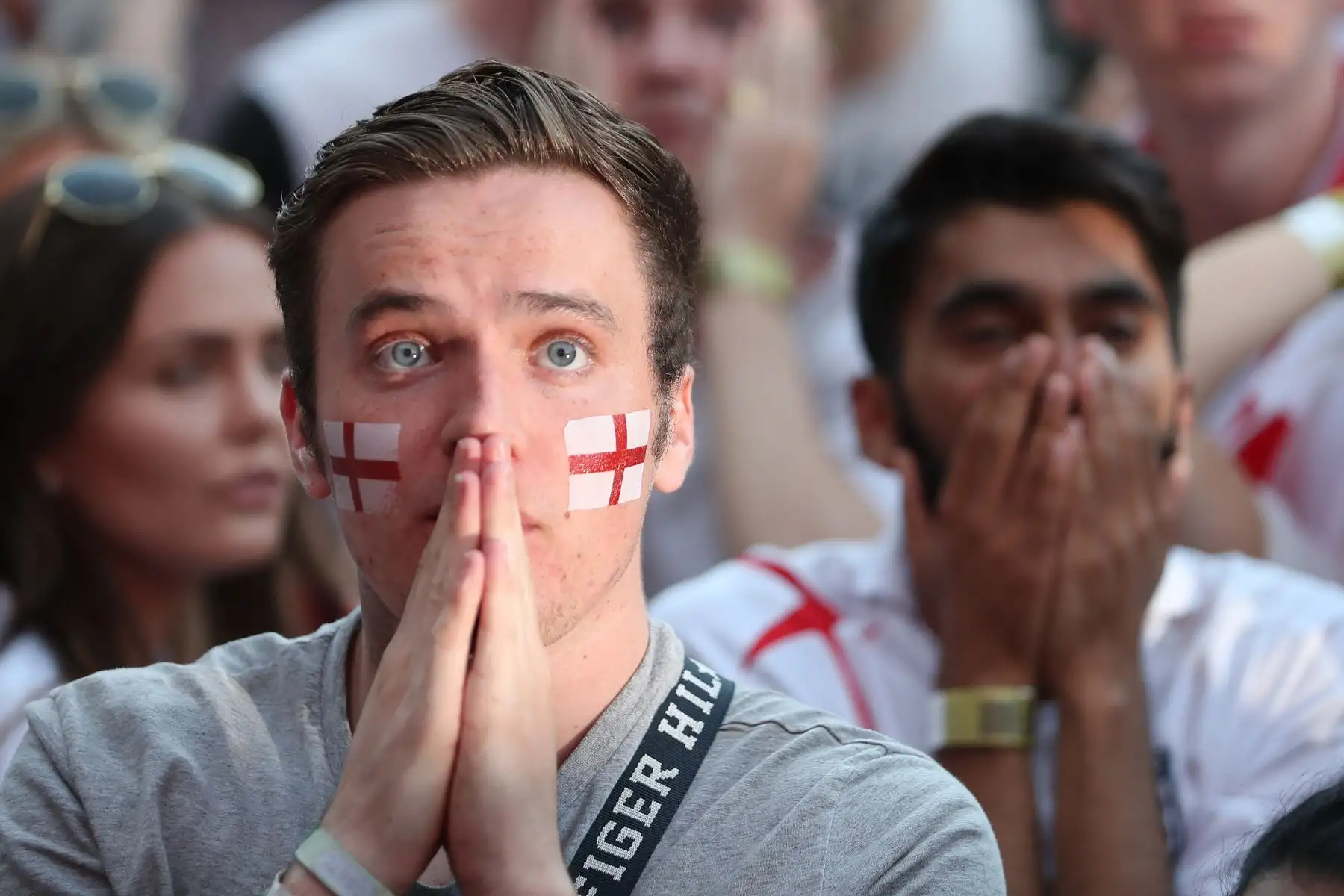 Partidarios de Inglaterra en Flat Iron Square en Londres ven la semifinal de la Copa Mundial 2018 entre Inglaterra y Croacia en Moscú el 11 de julio de 2018. / AFP