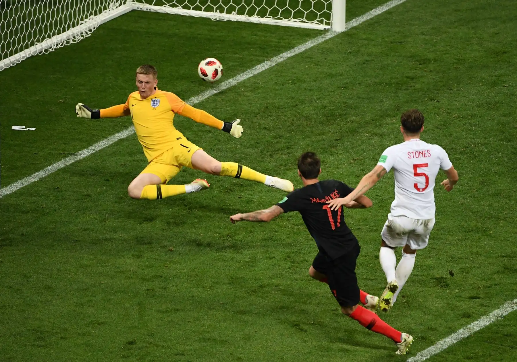 El delantero croata Mario Mandzukic (C) dispara y anota el segundo gol de su equipo durante el partido de semifinales de la Copa Mundial Rusia 2018 entre Croacia e Inglaterra en el Estadio Luzhniki de Moscú el 11 de julio de 2018. / AFP