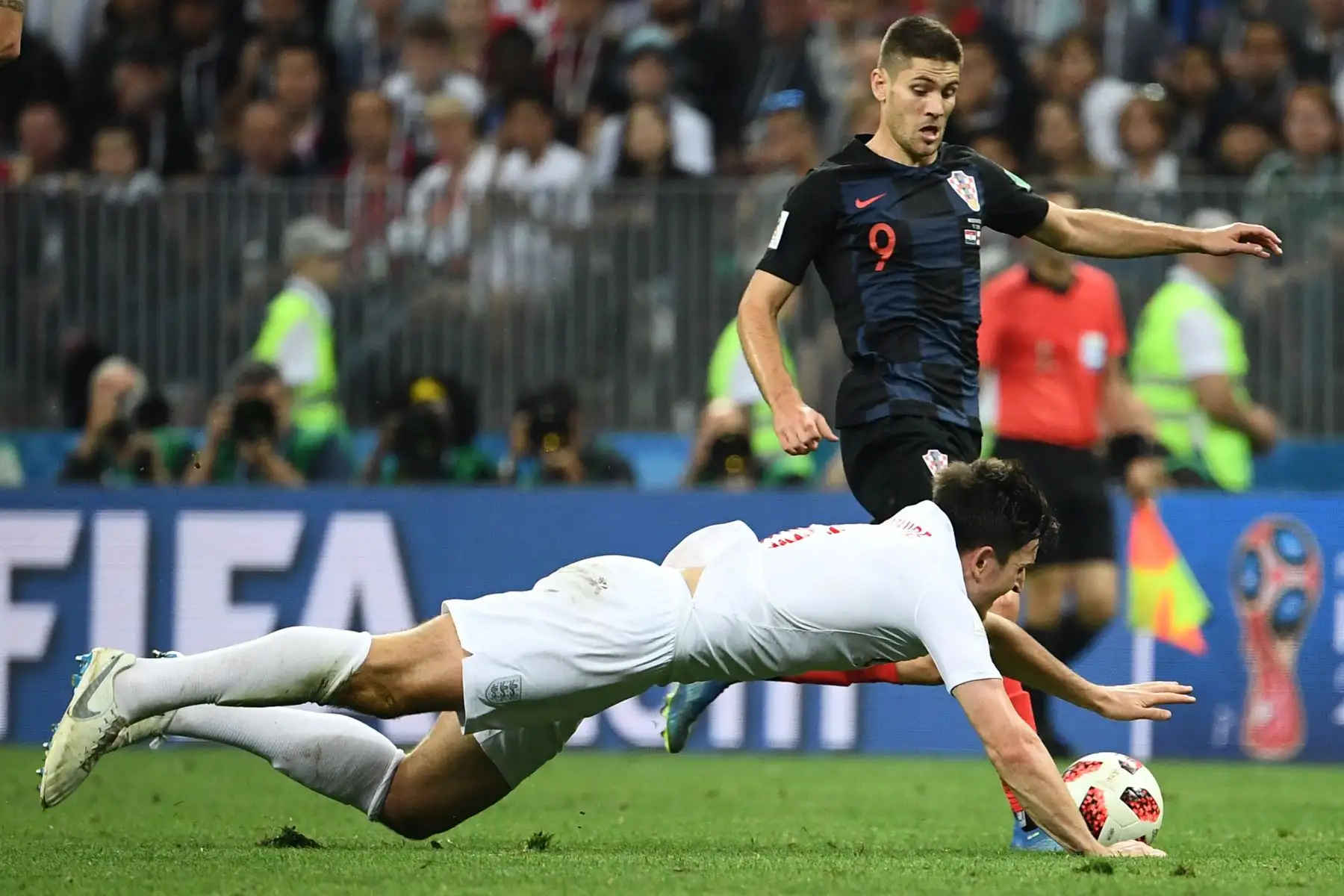 El delantero croata Andrej Kramaric (R) supera al defensor de Inglaterra Harry Maguire durante el partido de semifinales de la Copa del Mundo Rusia 2018 entre Croacia e Inglaterra en el Estadio Luzhniki de Moscú el 11 de julio de 2018. / AFP
