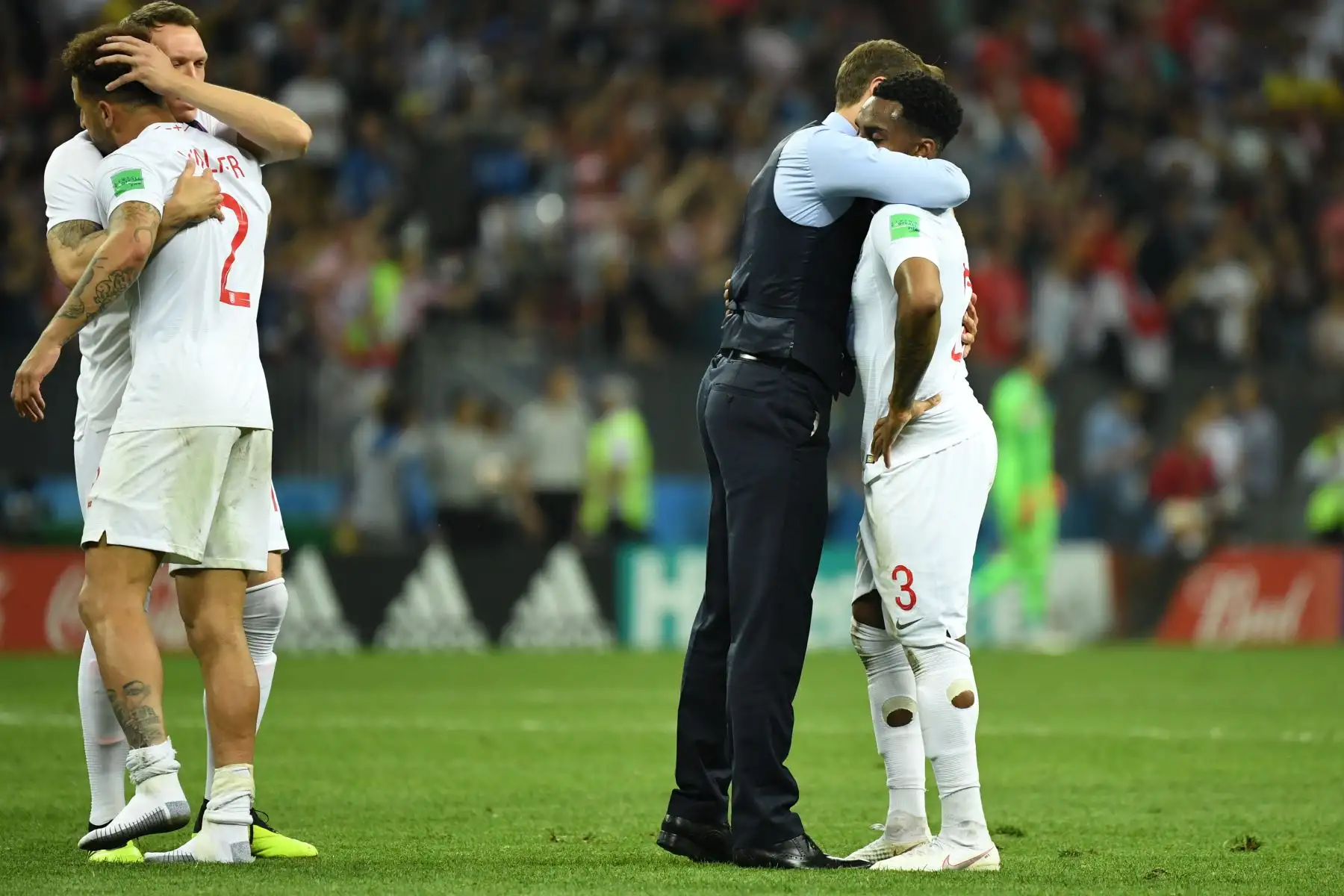 El entrenador de Inglaterra Gareth Southgate (2ndR) consuela al defensor de Inglaterra Danny Rose (R) mientras el defensor de Inglaterra Phil Jones (L) abraza al defensor de Inglaterra Kyle Walker al final del partido de semifinales de la Copa Mundial Rusia 2018 entre Croacia e Inglaterra en el Estadio Luzhniki en Moscú el 11 de julio de 2018. / AFP