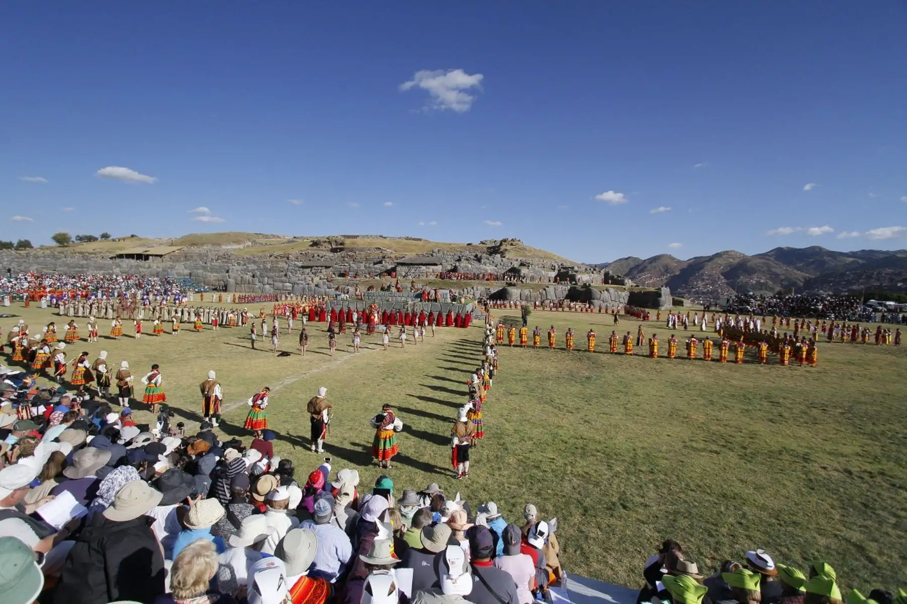 La explanada del parque arqueológico de Sacsayhuamán recibió el 24 de junio de este año a más de 50,000 cusqueños y turistas extranjeros, para celebrar el Inti Raymi. Foto: ANDINA/Percy Hurtado