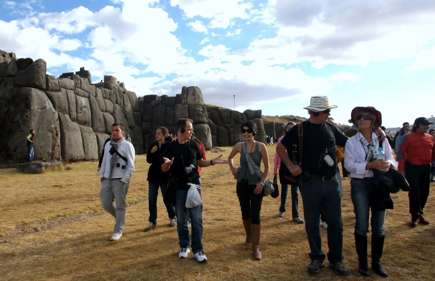 Los turistas aprecian las enormes rocas que fueron ensambladas de manera perfecta sin uso alguno de argamasa. La muralla principal está constituida por tres muros sucesivo. Foto: ANDINA/Percy Hurtado