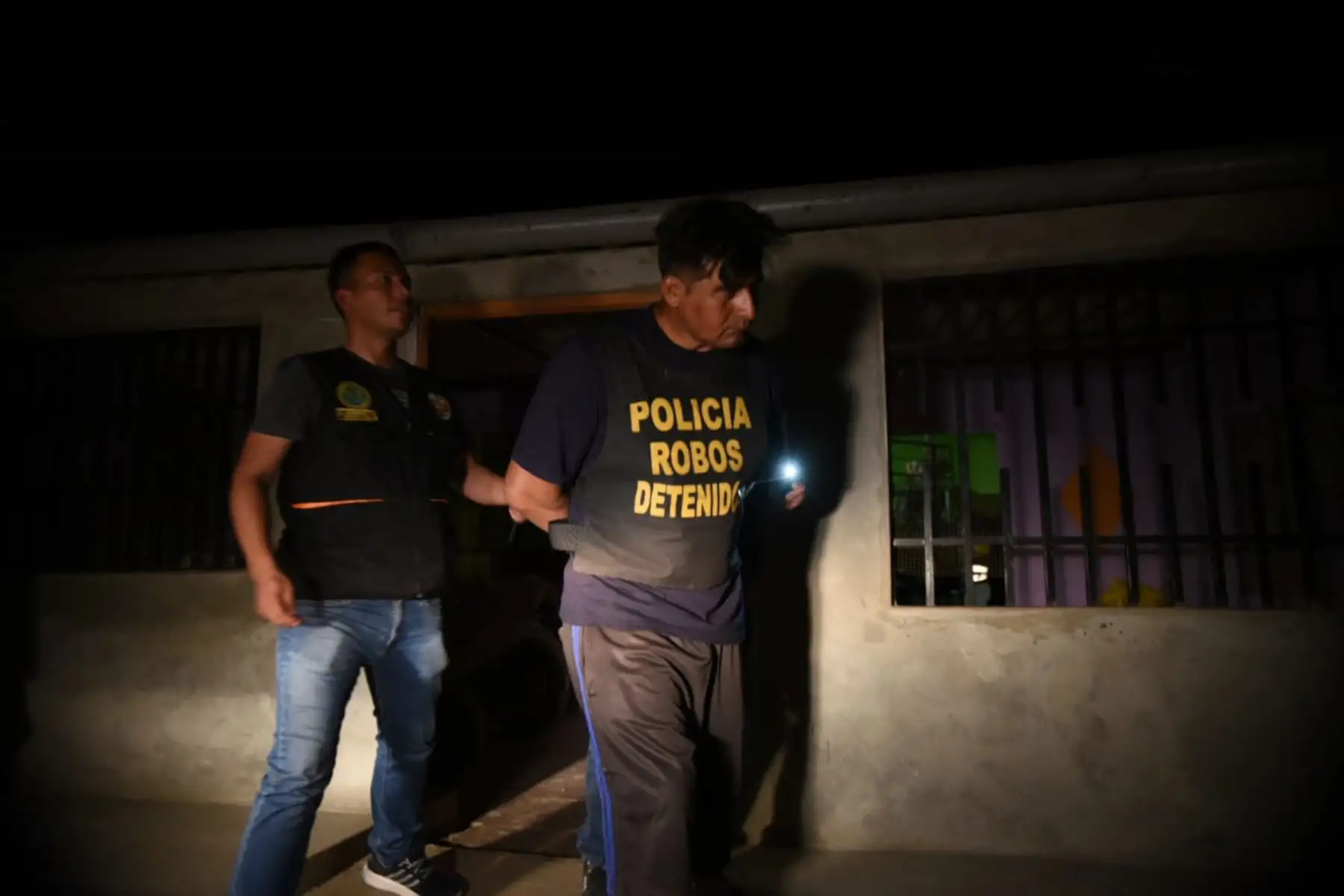 La Policía Nacional del Perú (PNP) y el Ministerio Público capturaron esta madrugada, en la región de Piura, a 19 personas sindicadas como integrantes de la organización criminal Los Paisas de Talara, dedicada al hurto y robo agravado de petróleo en crudo que era sustraído de los oleoductos de Petro Perú y de otras empresas privadas para ser procesado artesanalmente y vendido de manera ilícita. Foto: ANDINA/Mininter