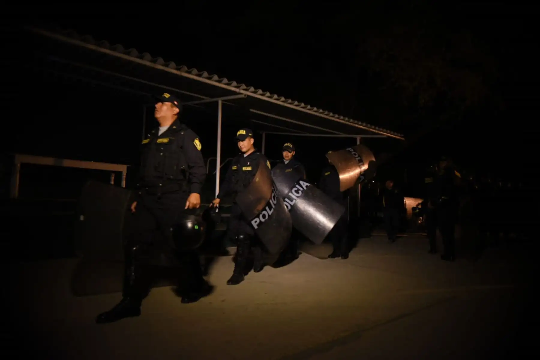 La Policía Nacional del Perú (PNP) y el Ministerio Público capturaron esta madrugada, en la región de Piura, a 19 personas sindicadas como integrantes de la organización criminal Los Paisas de Talara, dedicada al hurto y robo agravado de petróleo en crudo que era sustraído de los oleoductos de Petro Perú y de otras empresas privadas para ser procesado artesanalmente y vendido de manera ilícita. Foto: ANDINA/Mininter