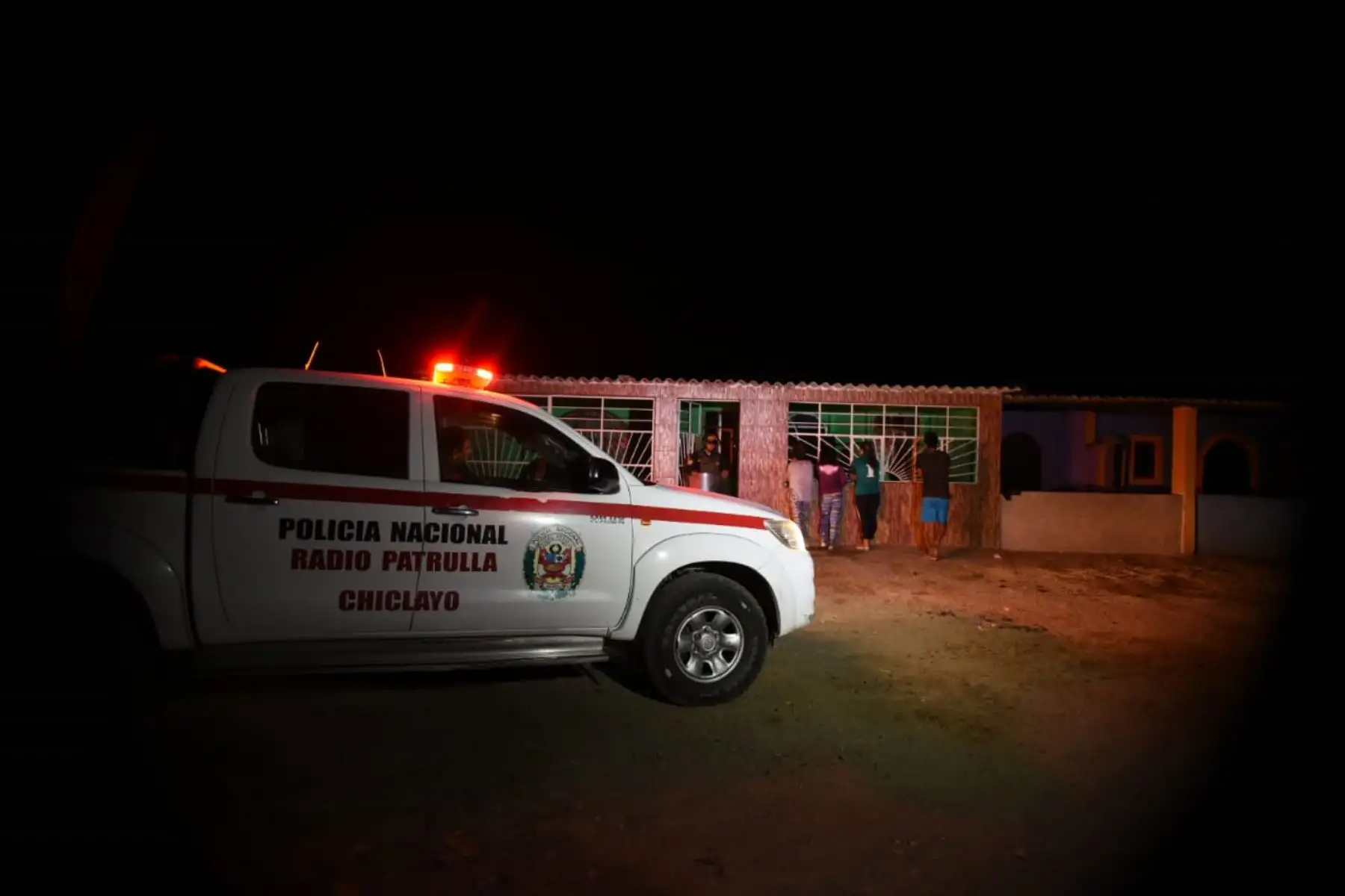 La Policía Nacional del Perú (PNP) y el Ministerio Público capturaron esta madrugada, en la región de Piura, a 19 personas sindicadas como integrantes de la organización criminal Los Paisas de Talara, dedicada al hurto y robo agravado de petróleo en crudo que era sustraído de los oleoductos de Petro Perú y de otras empresas privadas para ser procesado artesanalmente y vendido de manera ilícita. Foto: ANDINA/Mininter
