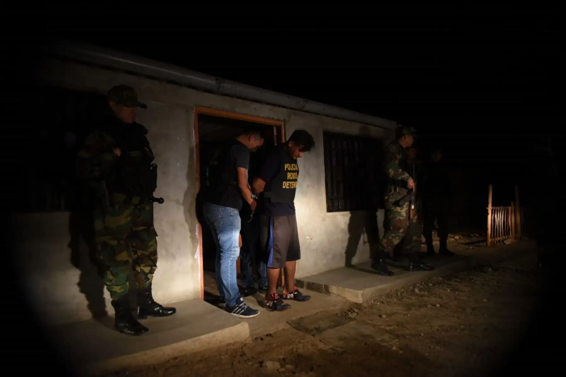 La Policía Nacional del Perú (PNP) y el Ministerio Público capturaron esta madrugada, en la región de Piura, a 19 personas sindicadas como integrantes de la organización criminal Los Paisas de Talara, dedicada al hurto y robo agravado de petróleo en crudo que era sustraído de los oleoductos de Petro Perú y de otras empresas privadas para ser procesado artesanalmente y vendido de manera ilícita. Foto: ANDINA/Mininter