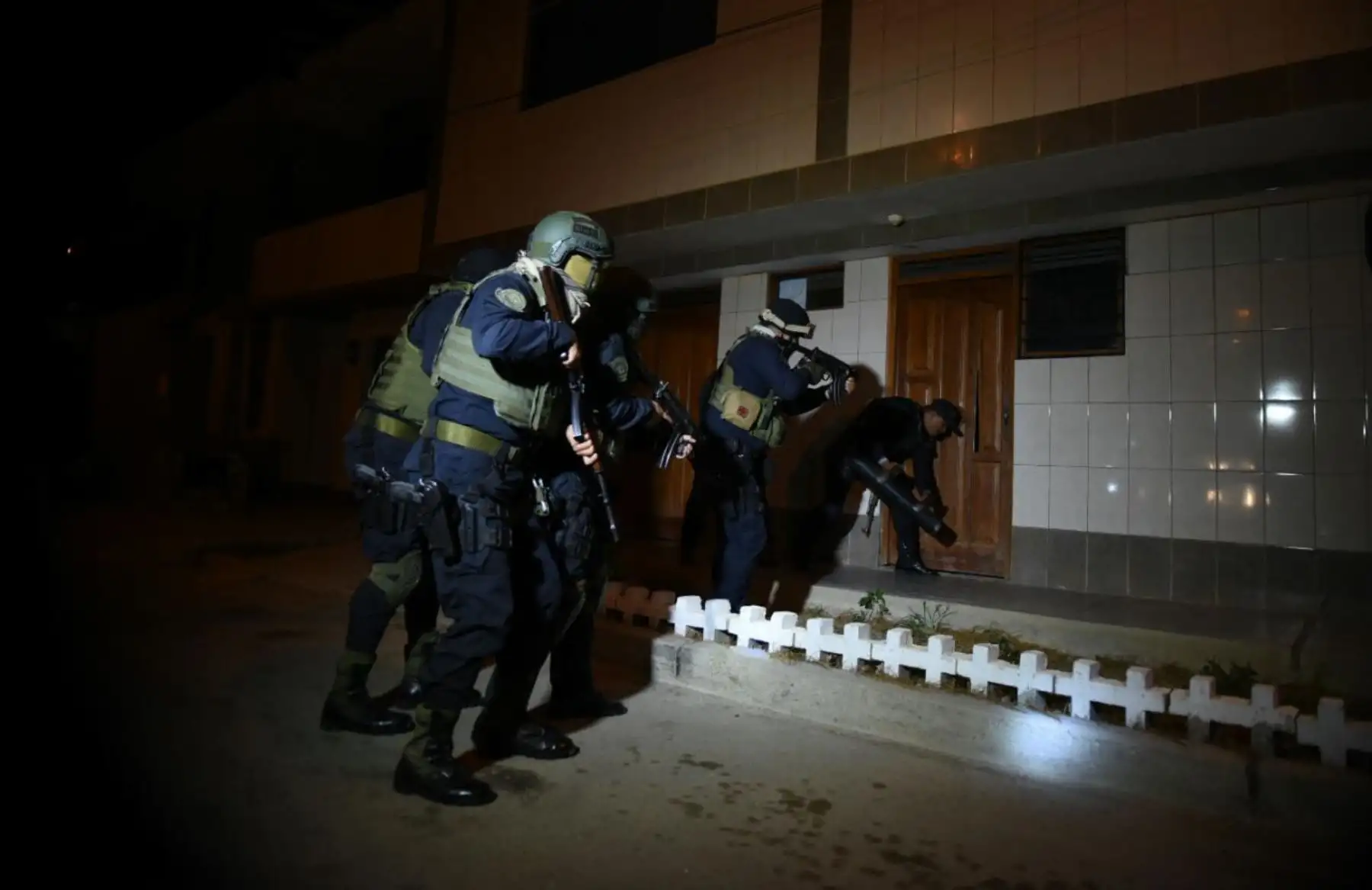 La Policía Nacional del Perú (PNP) y el Ministerio Público capturaron esta madrugada, en la región de Piura, a 19 personas sindicadas como integrantes de la organización criminal Los Paisas de Talara, dedicada al hurto y robo agravado de petróleo en crudo que era sustraído de los oleoductos de PetroPerú y de otras empresas privadas para ser procesado artesanalmente y vendido de manera ilícita. Foto: ANDINA/Mininter