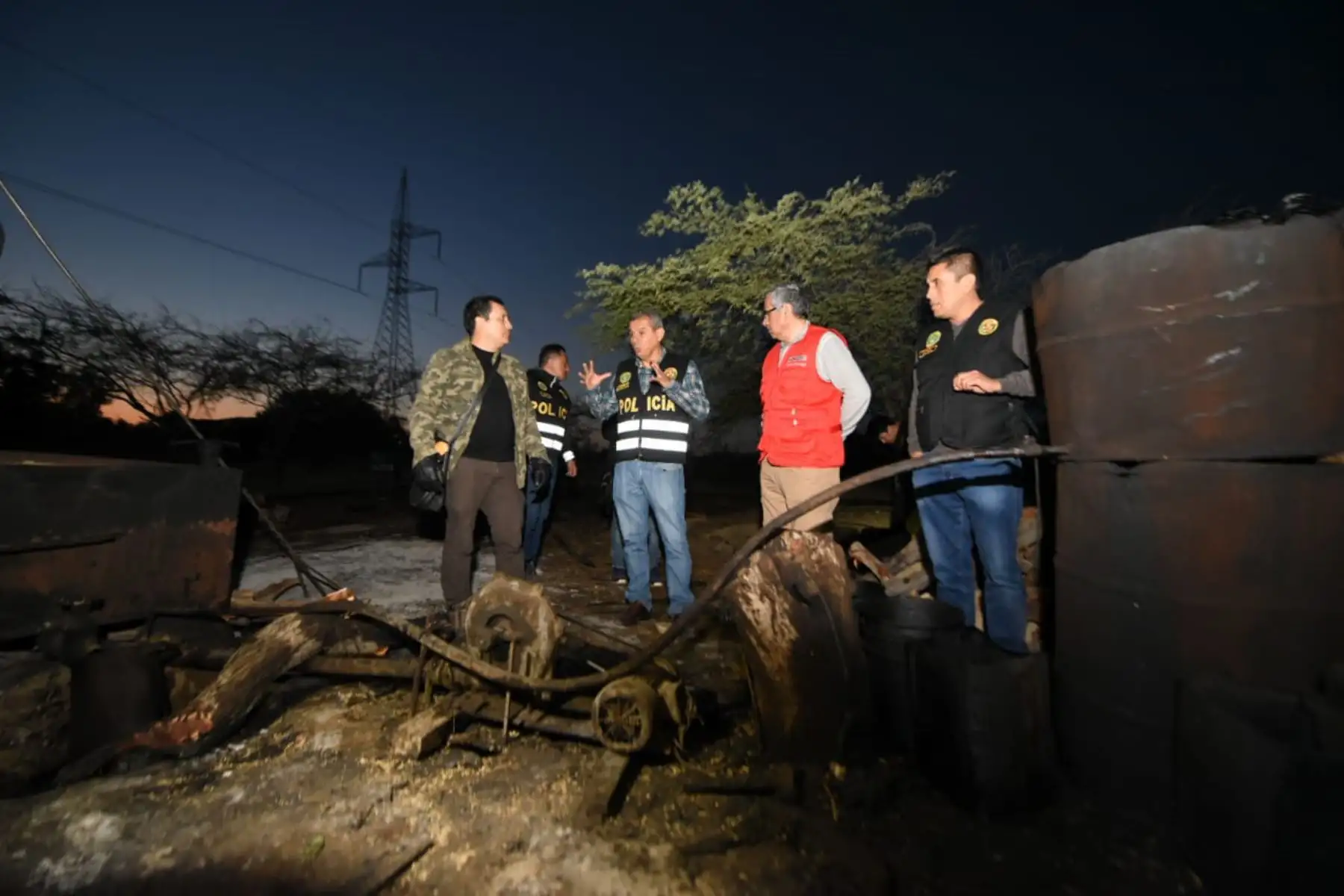 La Policía Nacional del Perú (PNP) y el Ministerio Público capturaron esta madrugada, en la región de Piura, a 19 personas sindicadas como integrantes de la organización criminal Los Paisas de Talara, dedicada al hurto y robo agravado de petróleo en crudo que era sustraído de los oleoductos de PetroPerú y de otras empresas privadas para ser procesado artesanalmente y vendido de manera ilícita. Foto: ANDINA/Mininter