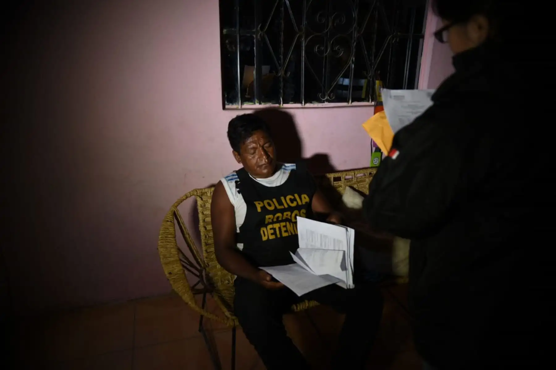 La Policía Nacional del Perú (PNP) y el Ministerio Público capturaron esta madrugada, en la región de Piura, a 19 personas sindicadas como integrantes de la organización criminal Los Paisas de Talara, dedicada al hurto y robo agravado de petróleo en crudo que era sustraído de los oleoductos de PetroPerú y de otras empresas privadas para ser procesado artesanalmente y vendido de manera ilícita. Foto: ANDINA/Mininter