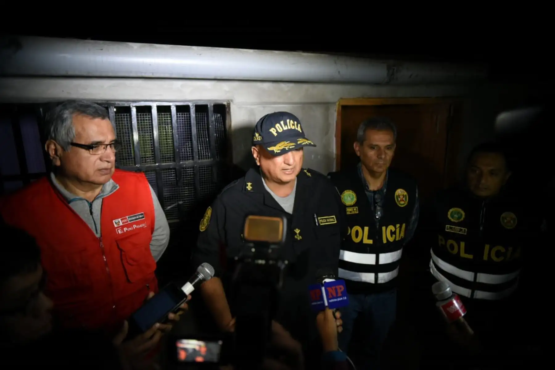 La Policía Nacional del Perú (PNP) y el Ministerio Público capturaron esta madrugada, en la región de Piura, a 19 personas sindicadas como integrantes de la organización criminal Los Paisas de Talara, dedicada al hurto y robo agravado de petróleo en crudo que era sustraído de los oleoductos de PetroPerú y de otras empresas privadas para ser procesado artesanalmente y vendido de manera ilícita. Foto: ANDINA/Mininter