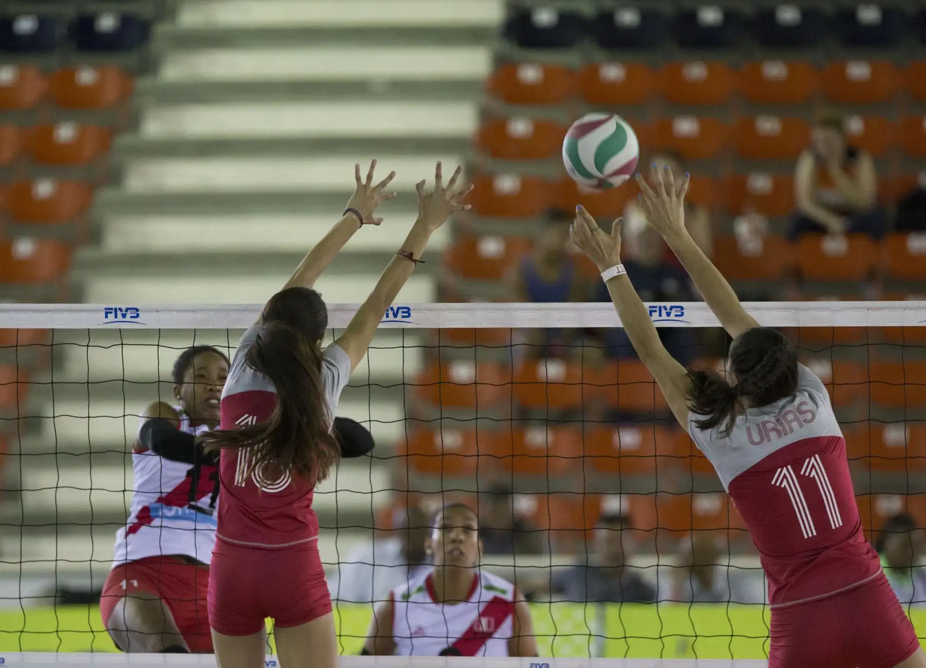 La peruana Clarivett Yilescas (i) ataca el balón ante las mexicanas Melanie Parra y Jocelyn Urias hoy, miércoles 11 de julio de 2018, durante un partido entre México y Per˙ por la XVII Copa Panamericana de Voleibol, en Santo Domingo . EFE