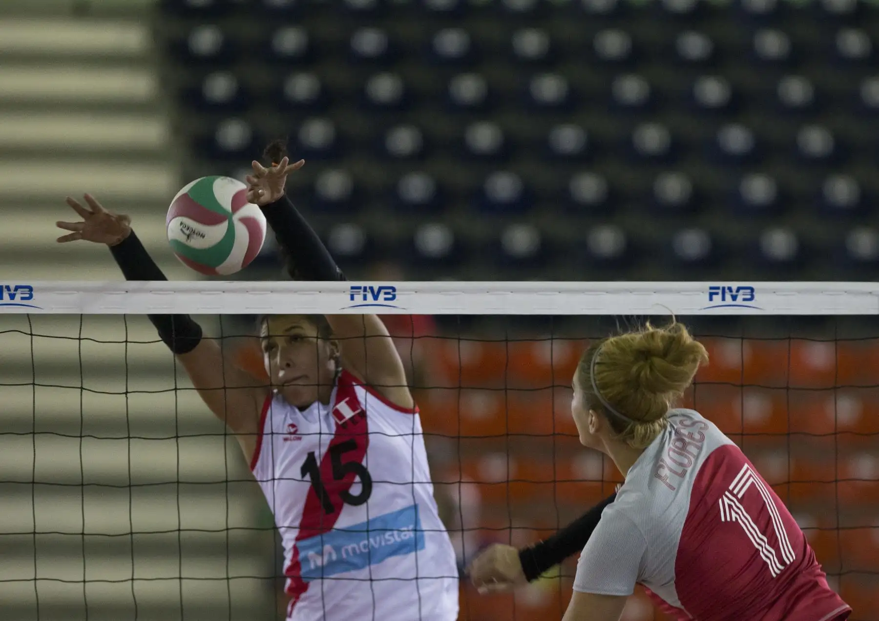 La mexicana Karina Flores (d) ataca el balón ante la mexicana Karla Ortiz hoy, miércoles 11 de julio de 2018, durante un partido entre México y Perú por la XVII Copa Panamericana de Voleibol, en Santo Domingo. EFE