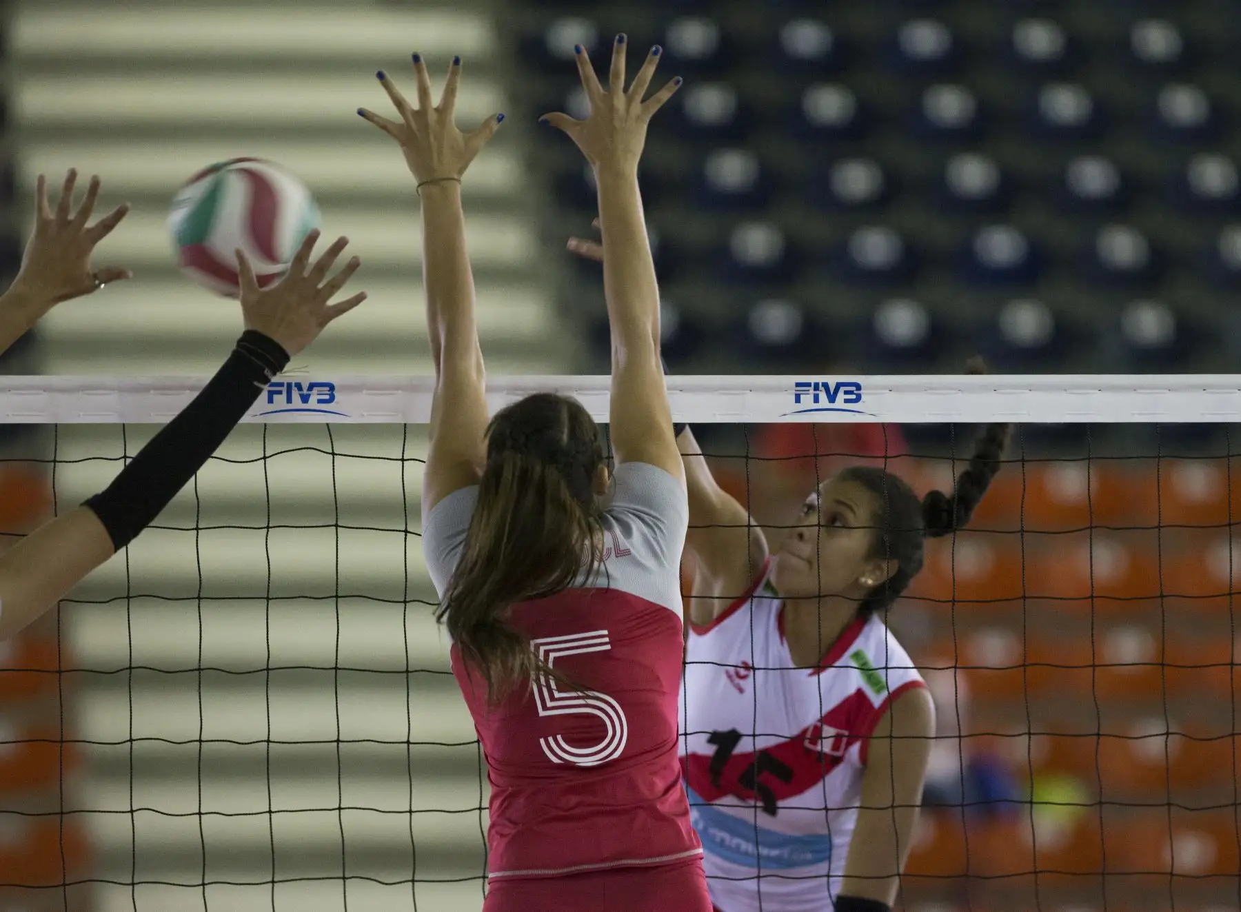 La peruana Klara Montes (d) ataca el balÛn ante las mexicanas Jocelyn Urias y Andrea Rangel hoy, miércoles 11 de julio de 2018, durante un partido entre México y Perú por la XVII Copa Panamericana de Voleibol, en Santo Domingo. EFE