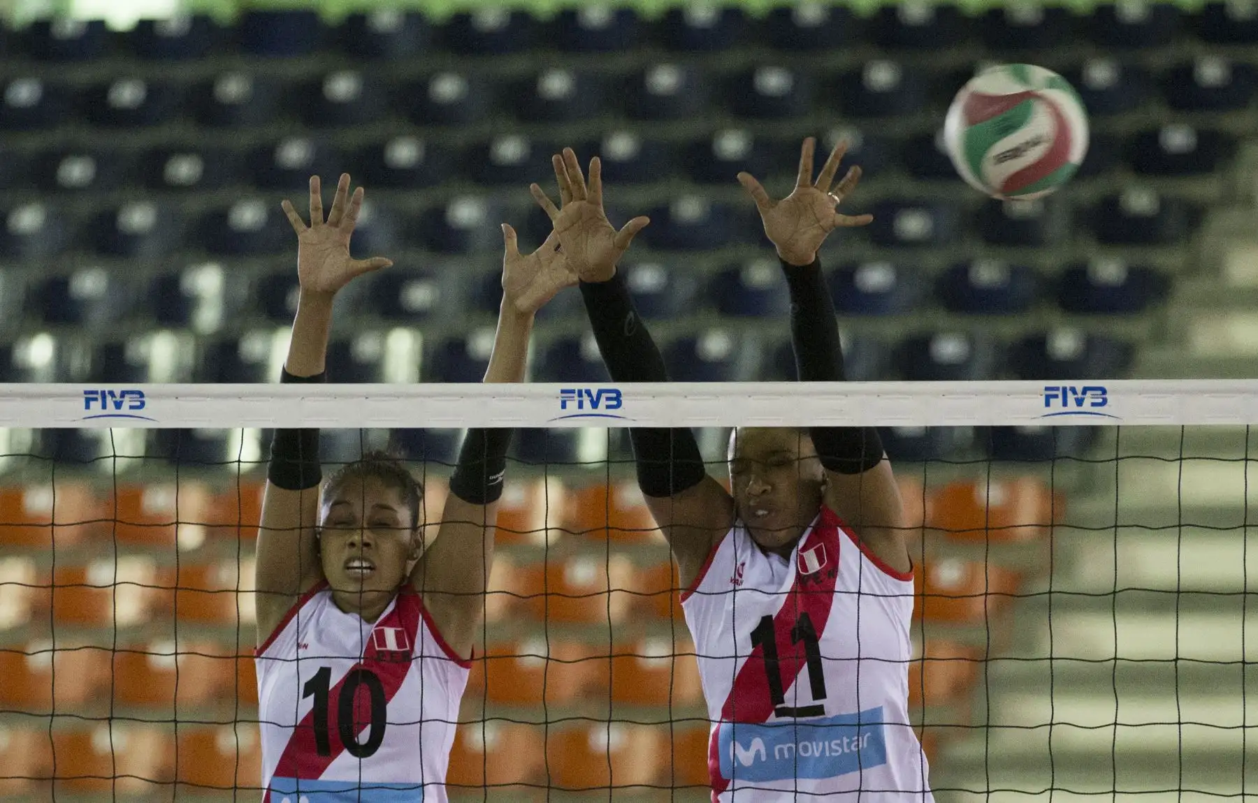 Las peruanas Zoila La Rosa (i), y Clarivett Yilescas en acción hoy, miércoles 11 de julio de 2018, durante un partido entre México y Per˙ por la XVII Copa Panamericana de Voleibol, en Santo Domingo. EFE