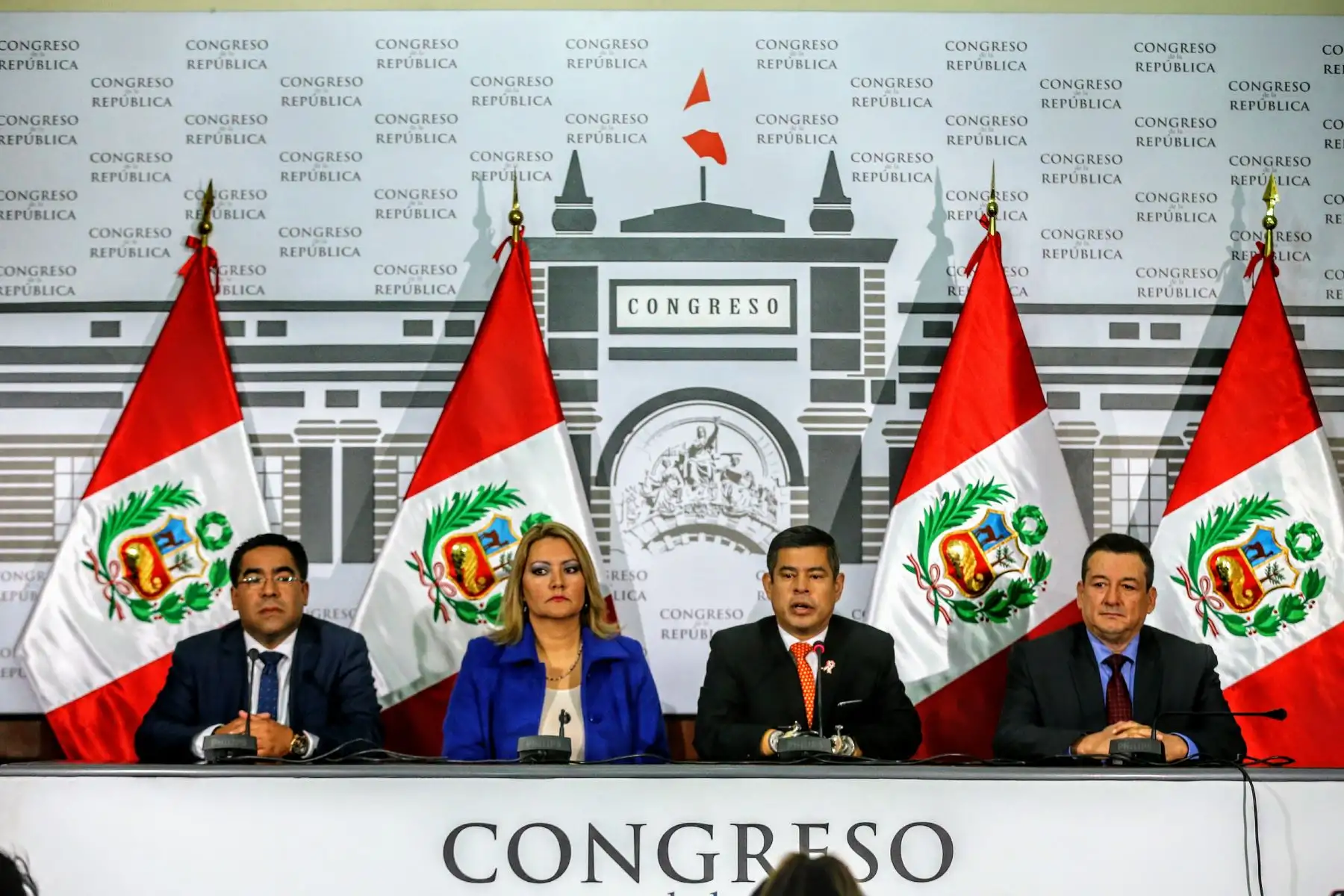 el presidente del Congreso, Luis Galarreta, en conferencia de prensa, acompañado de los titulares  de  las comisiones de Justicia, Alberto Oliva; de Fiscalización, Rolando Reátegui; y de la Subcomisión de Acusaciones Constitucionales, Milagros Takayama. Foto: ANDINA/Luis Iparraguirre