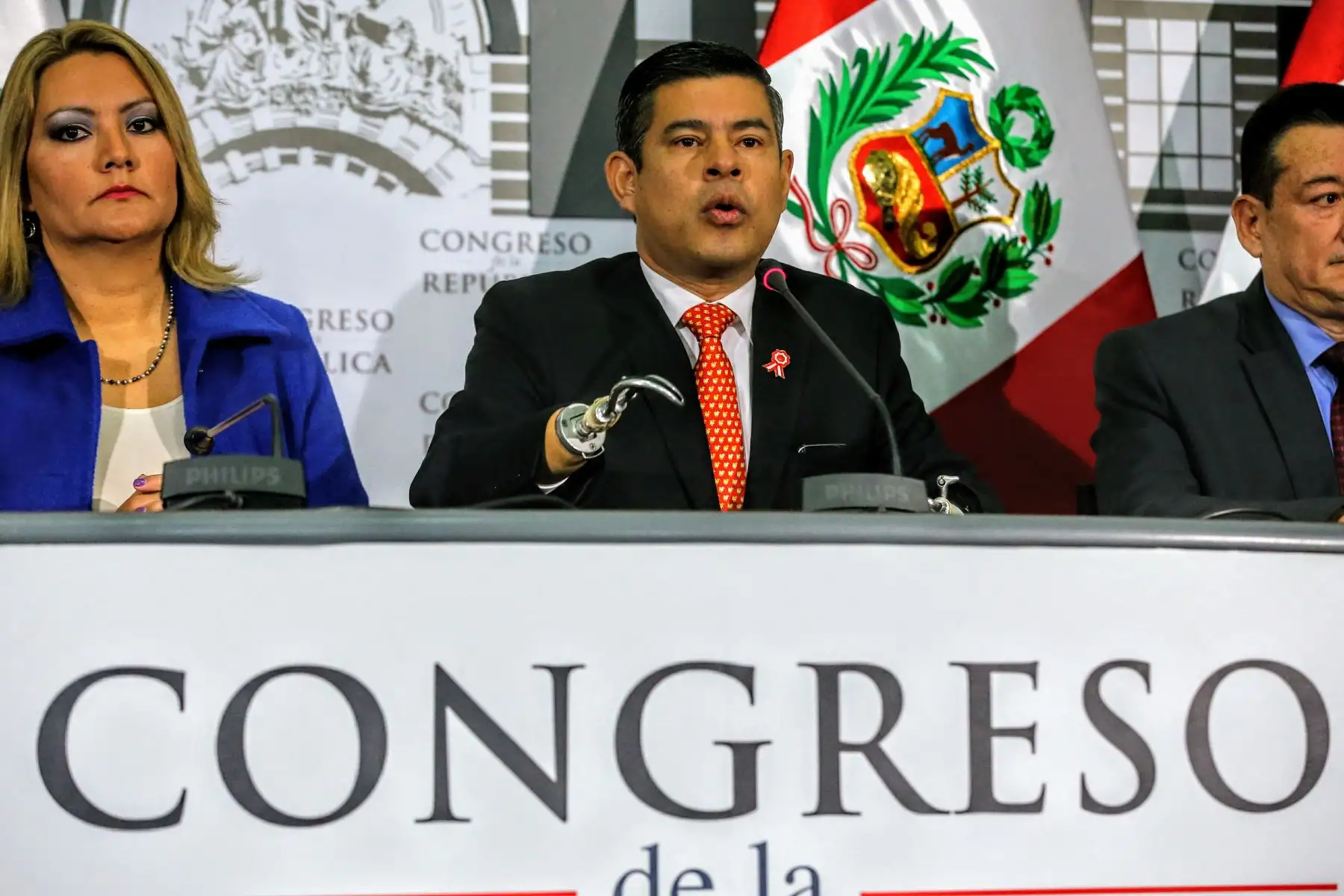 el presidente del Congreso, Luis Galarreta, en conferencia de prensa, acompañado de los titulares  de  las comisiones de Justicia, Alberto Oliva; de Fiscalización, Rolando Reátegui; y de la Subcomisión de Acusaciones Constitucionales, Milagros Takayama. Foto: ANDINA/Luis Iparraguirre