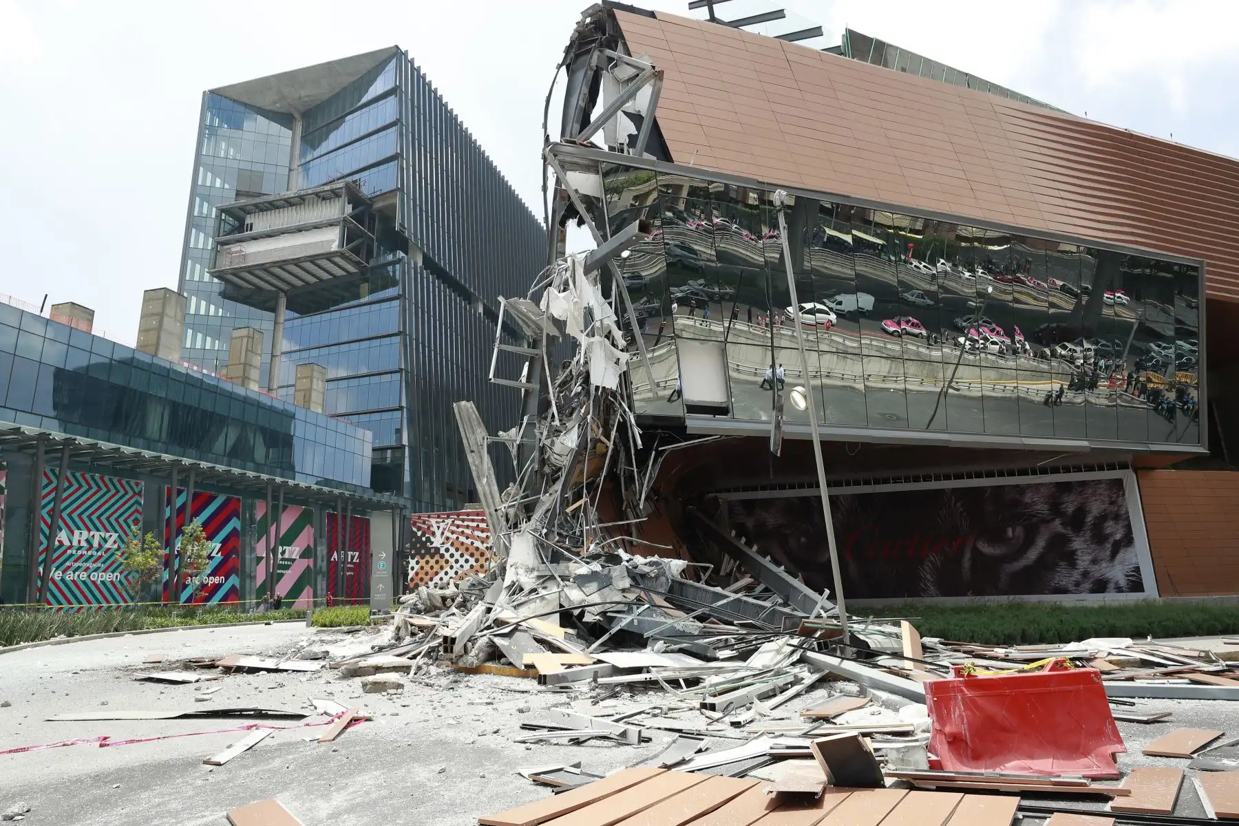 Vista del derrumbe parcial que sufrió un centro comercial hoy, jueves 12 de julio de 2018, en el Pedregal, sur de Ciudad de México . Por el momento no se han reportado personas atrapadas o heridas. Decenas de usuarios de las redes sociales captaron las imágenes del derrumbe, en las que se ve como la fachada se desprende y los escombros caen en una zona previamente acordonada. EFE