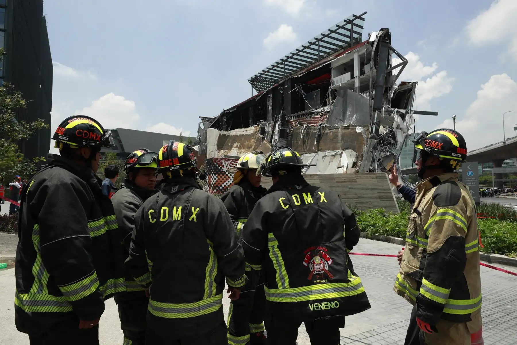 Vista del derrumbe parcial que sufrió un centro comercial hoy, jueves 12 de julio de 2018, en el Pedregal, sur de Ciudad de México . Por el momento no se han reportado personas atrapadas o heridas. Decenas de usuarios de las redes sociales captaron las imágenes del derrumbe, en las que se ve como la fachada se desprende y los escombros caen en una zona previamente acordonada. EFE