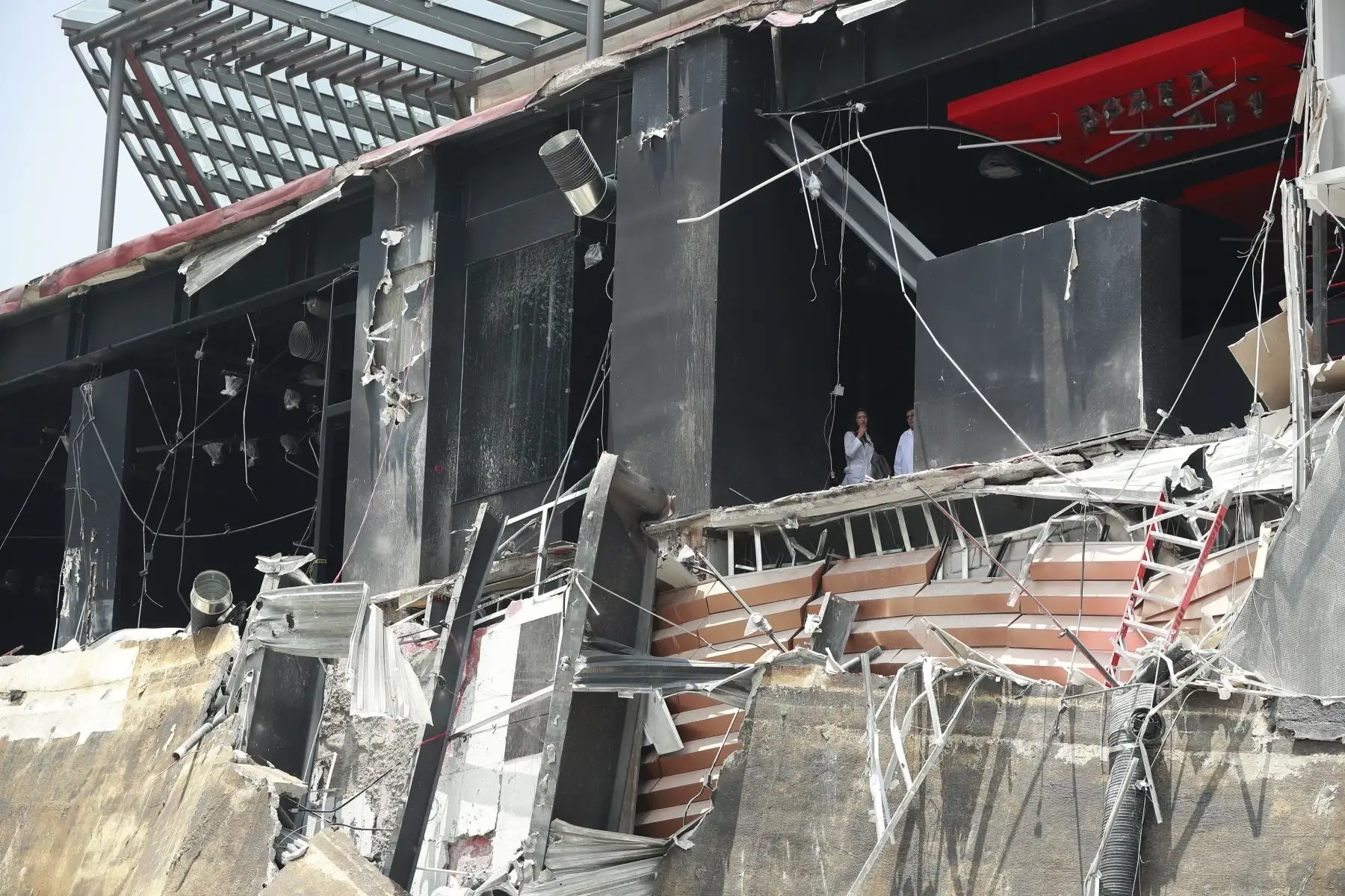 Vista del derrumbe parcial que sufrió un centro comercial hoy, jueves 12 de julio de 2018, en el Pedregal, sur de Ciudad de México . Por el momento no se han reportado personas atrapadas o heridas. Decenas de usuarios de las redes sociales captaron las imágenes del derrumbe, en las que se ve como la fachada se desprende y los escombros caen en una zona previamente acordonada. EFE