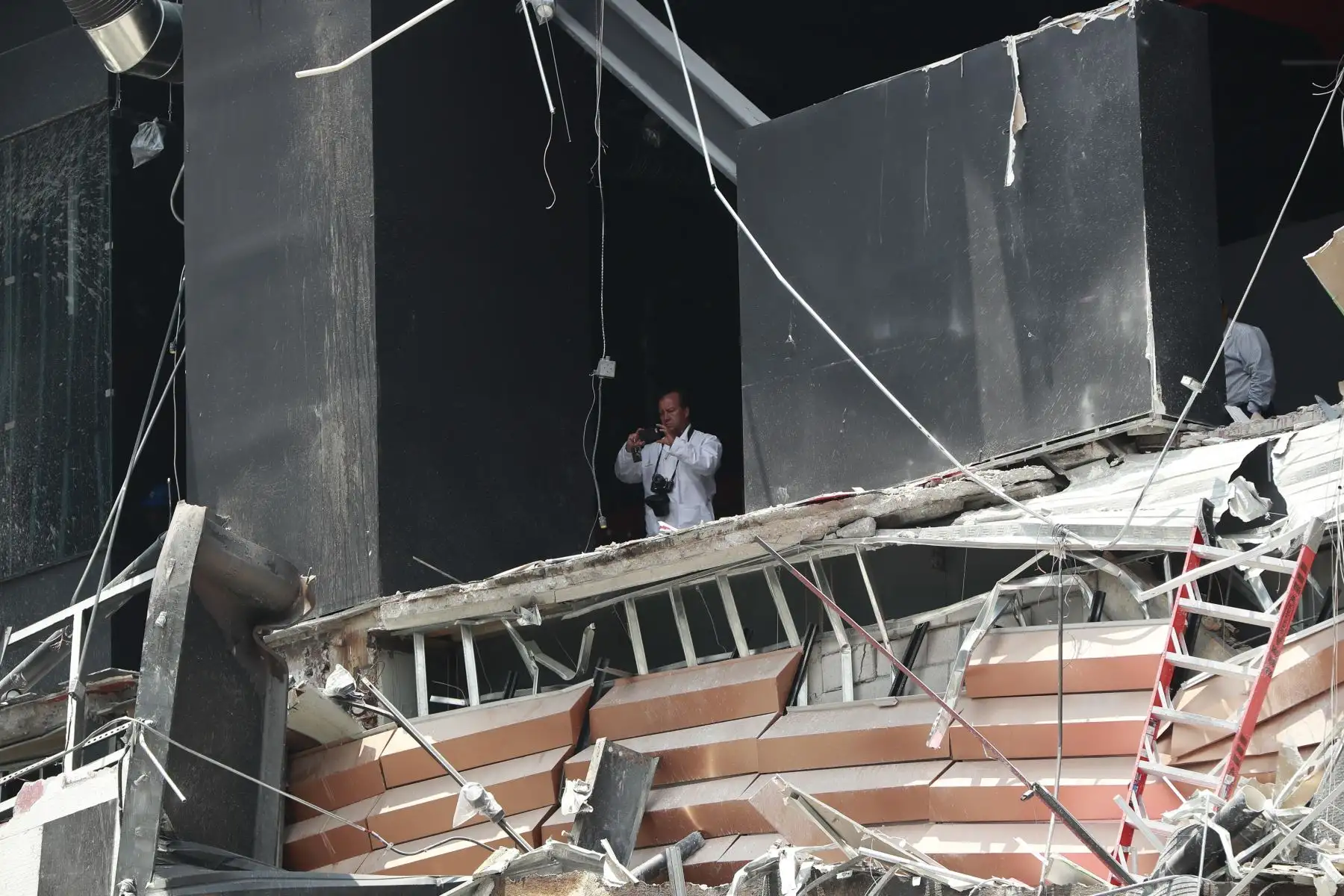 Vista del derrumbe parcial que sufrió un centro comercial hoy, jueves 12 de julio de 2018, en el Pedregal, sur de Ciudad de México . Por el momento no se han reportado personas atrapadas o heridas. Decenas de usuarios de las redes sociales captaron las imágenes del derrumbe, en las que se ve como la fachada se desprende y los escombros caen en una zona previamente acordonada. EFE