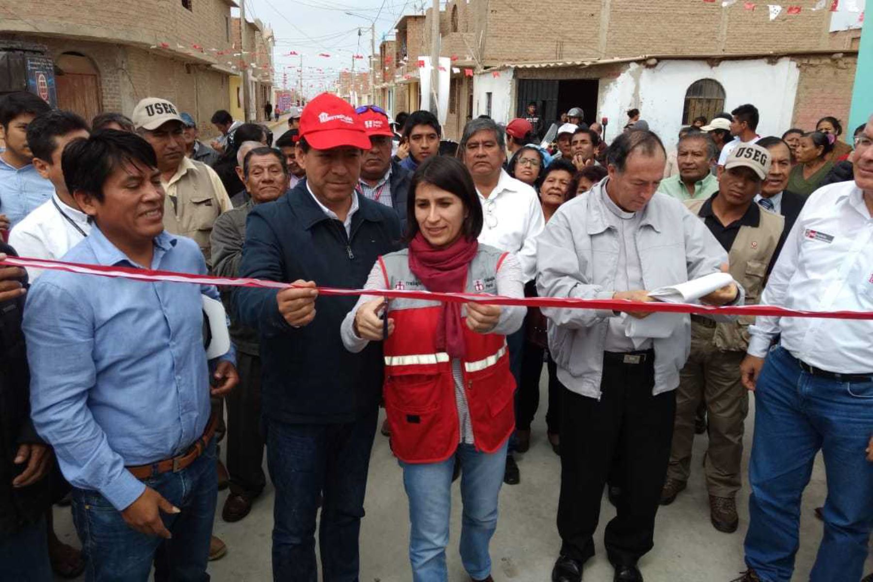 El Ministerio de Trabajo y Promoción del Empleo (MTPE), a través del programa Trabaja Perú, inauguró la primera obra hecha en alianza con la Autoridad de la Reconstrucción con Cambios en la región Lambayeque, la cual generó 89 empleos temporales a favor de la población de escasos recursos económicos.