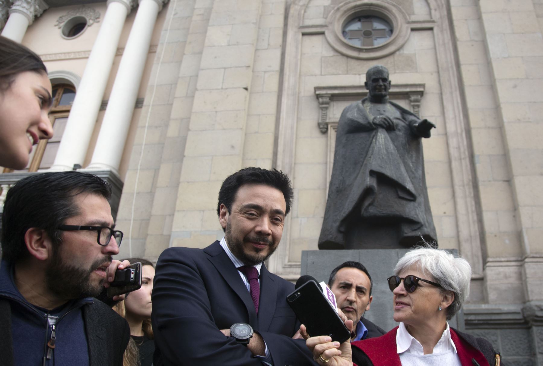 Fiscal regional Emiliano Arias deja el Arzobispado de Santiago Foto: AFP