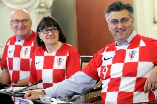 Ministros de gabinete croata visten la camiseta de su selección Foto: EFE