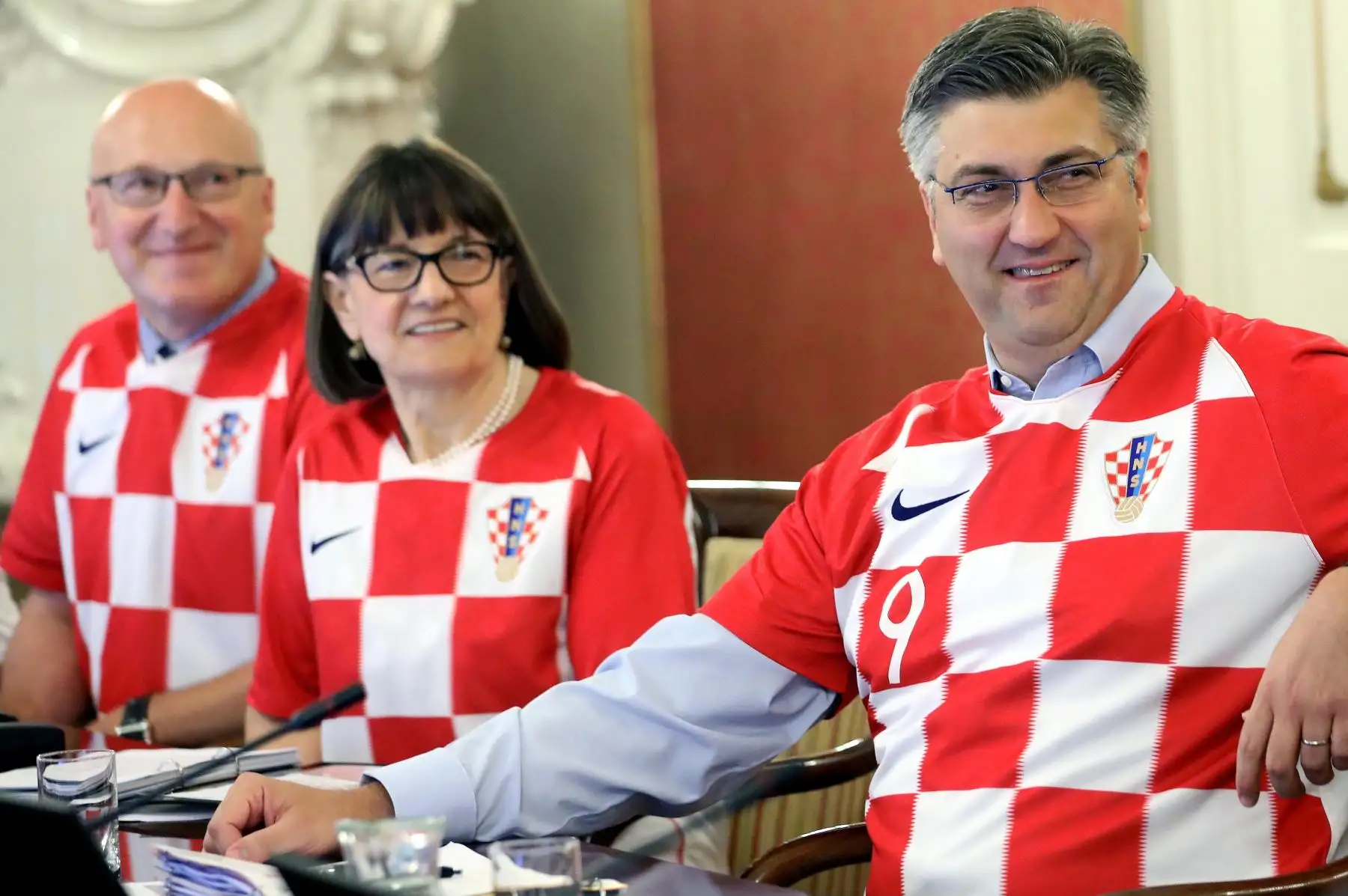 Ministros de gabinete croata visten la camiseta de su selección Foto: EFE