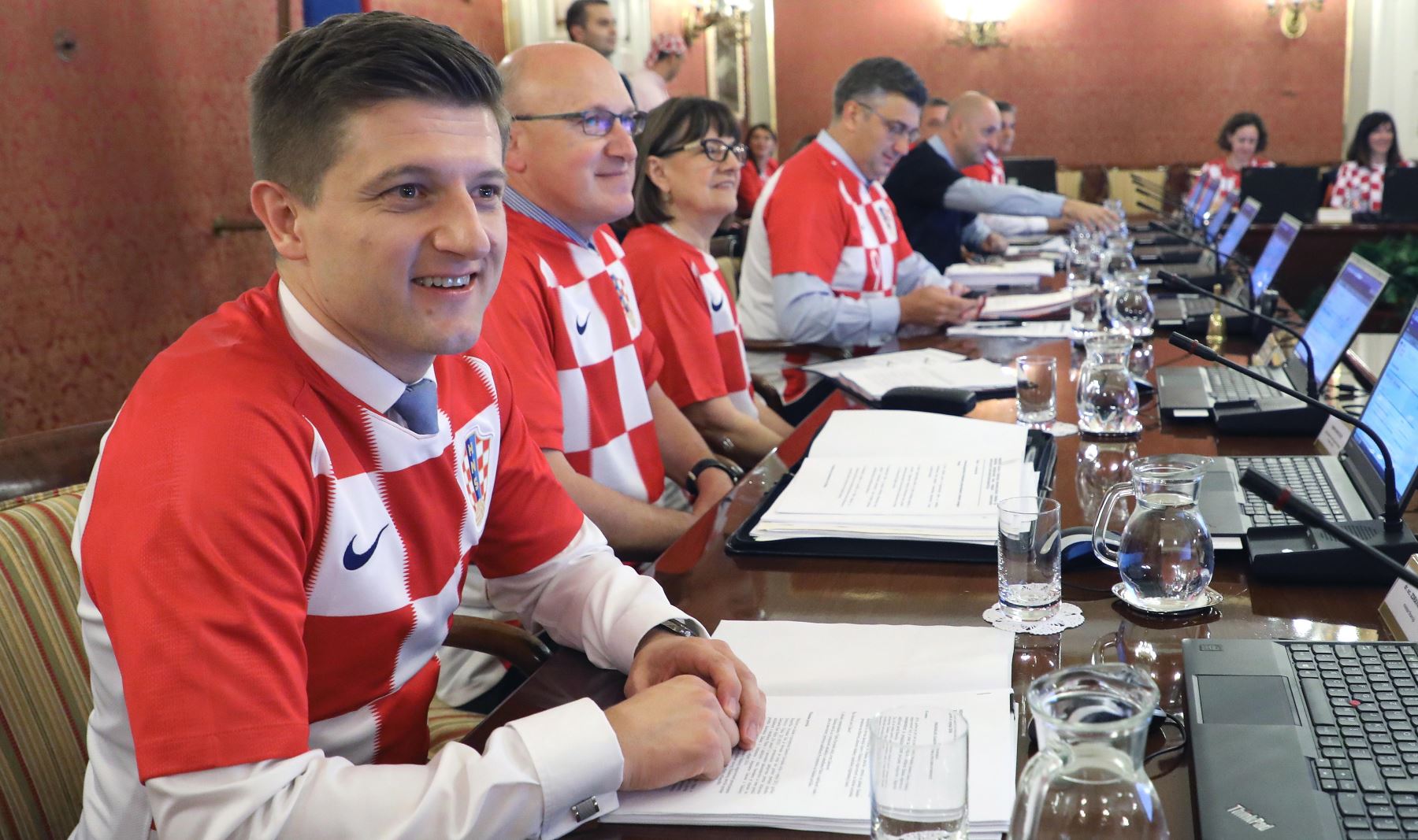 Ministros de gabinete croata visten la camiseta de su selección Foto: EFE
