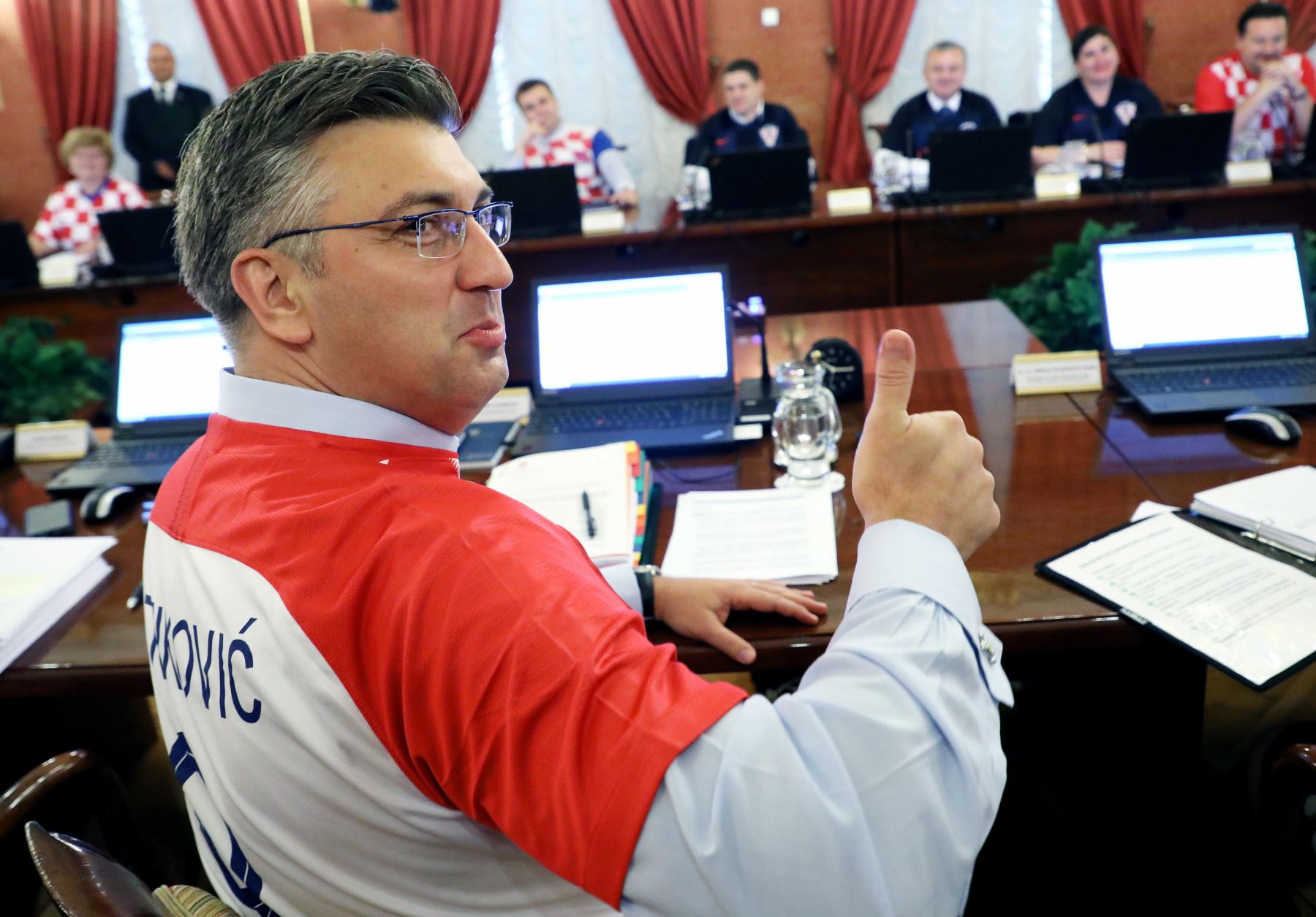 Ministros de gabinete croata visten la camiseta de su selección Foto: EFE