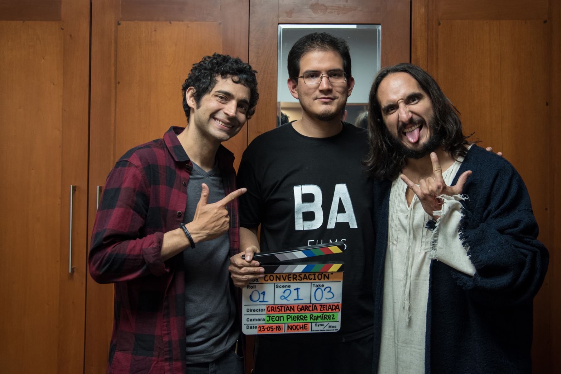 El director del cortometraje peruano junto a los actores.