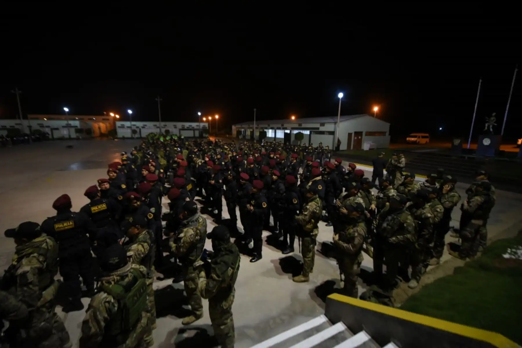 La Policía Nacional del Perú (PNP) y el Ministerio Público realizaron esta madrugada un megaoperativo en el cual fueron capturados 24 integrantes de Los Marcas de Chocano dedicados al marcaje, reglaje y robo agravado de clientes de entidades bancarias en la región de Lambayeque. Foto: ANDINA/Mininter