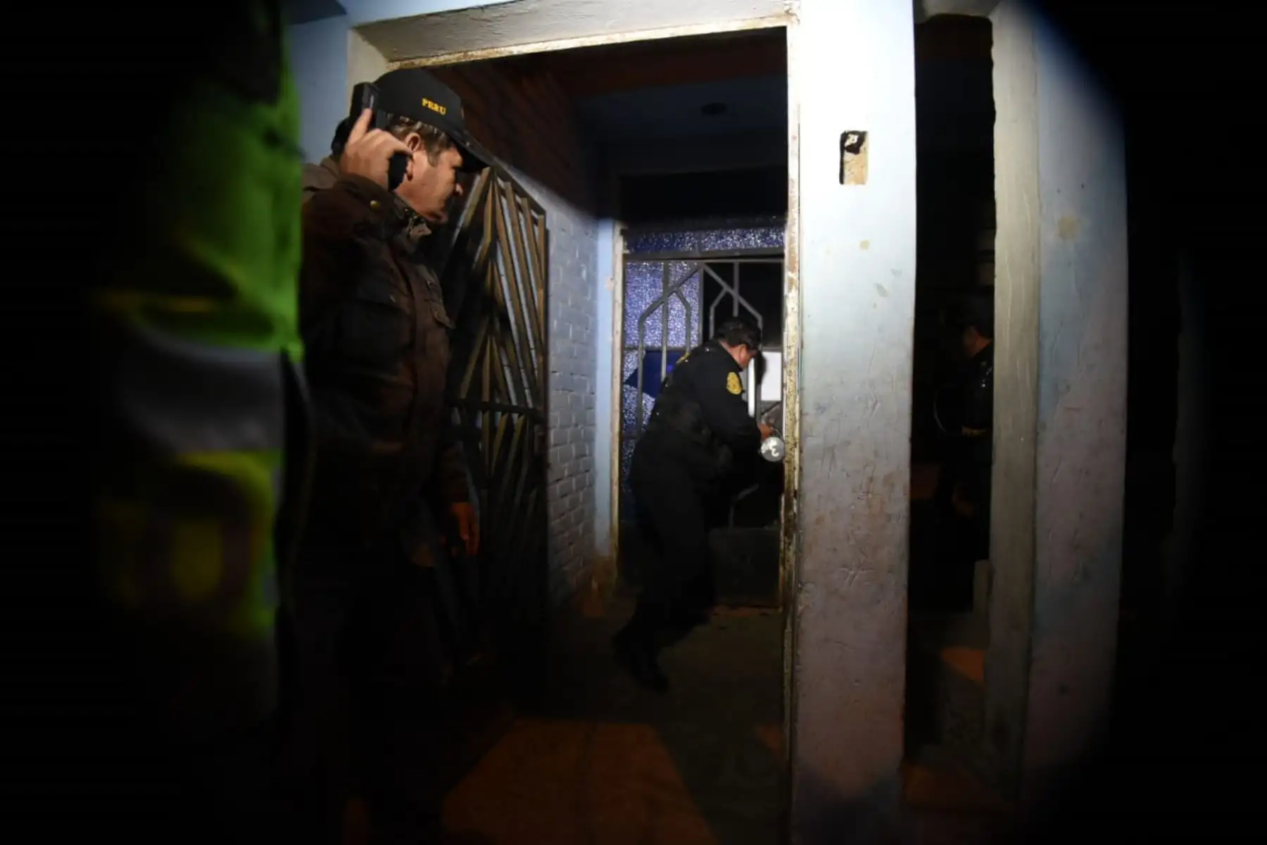 La Policía Nacional del Perú (PNP) y el Ministerio Público realizaron esta madrugada un megaoperativo en el cual fueron capturados 24 integrantes de Los Marcas de Chocano dedicados al marcaje, reglaje y robo agravado de clientes de entidades bancarias en la región de Lambayeque. Foto: ANDINA/Mininter
