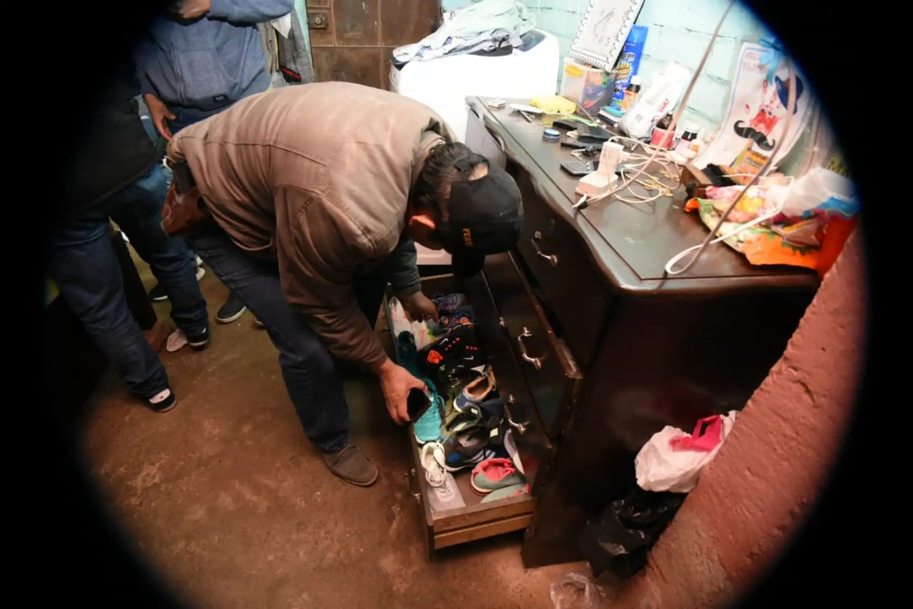 La Policía Nacional del Perú (PNP) y el Ministerio Público realizaron esta madrugada un megaoperativo en el cual fueron capturados 24 integrantes de Los Marcas de Chocano dedicados al marcaje, reglaje y robo agravado de clientes de entidades bancarias en la región de Lambayeque. Foto: ANDINA/Mininter