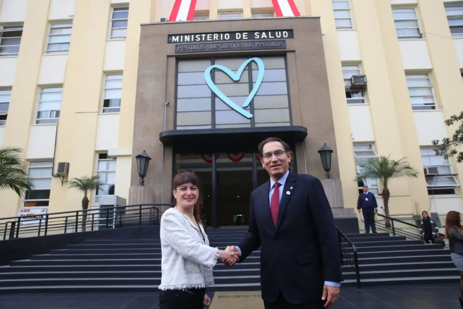 El presidente Martin Vizcarra  junto a la ministra de Minsa, Silvia Pessah, presentaron la reglamentación que regula la Política Integral de Compensaciones y Entregas Económicas del Personal de Salud. Foto: ANDINA/Prensa Presidencia