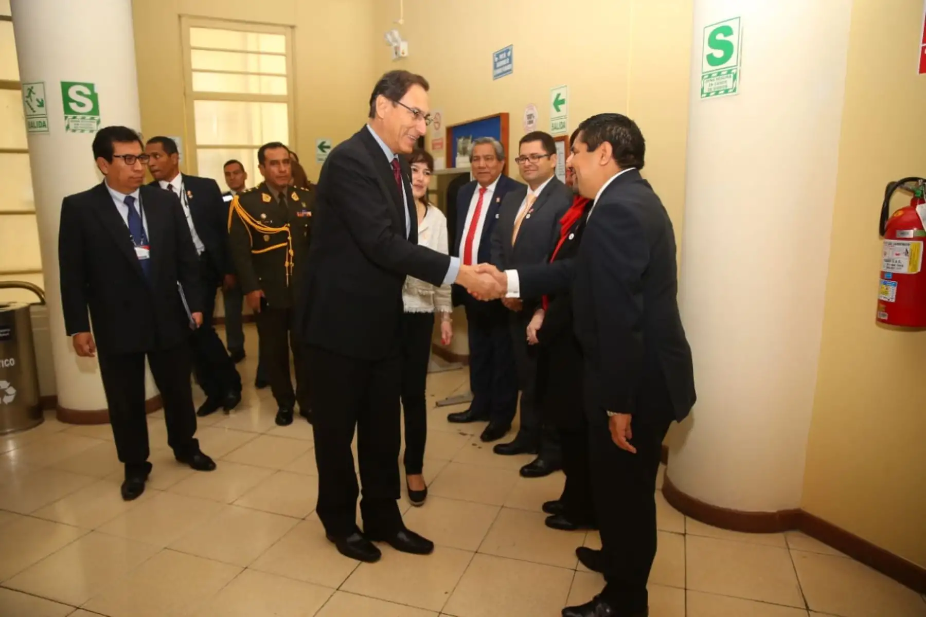 El presidente Martin Vizcarra  junto a la ministra de Minsa, Silvia Pessah, presentaron la reglamentación que regula la Política Integral de Compensaciones y Entregas Económicas del Personal de Salud. Foto: ANDINA/Prensa Presidencia