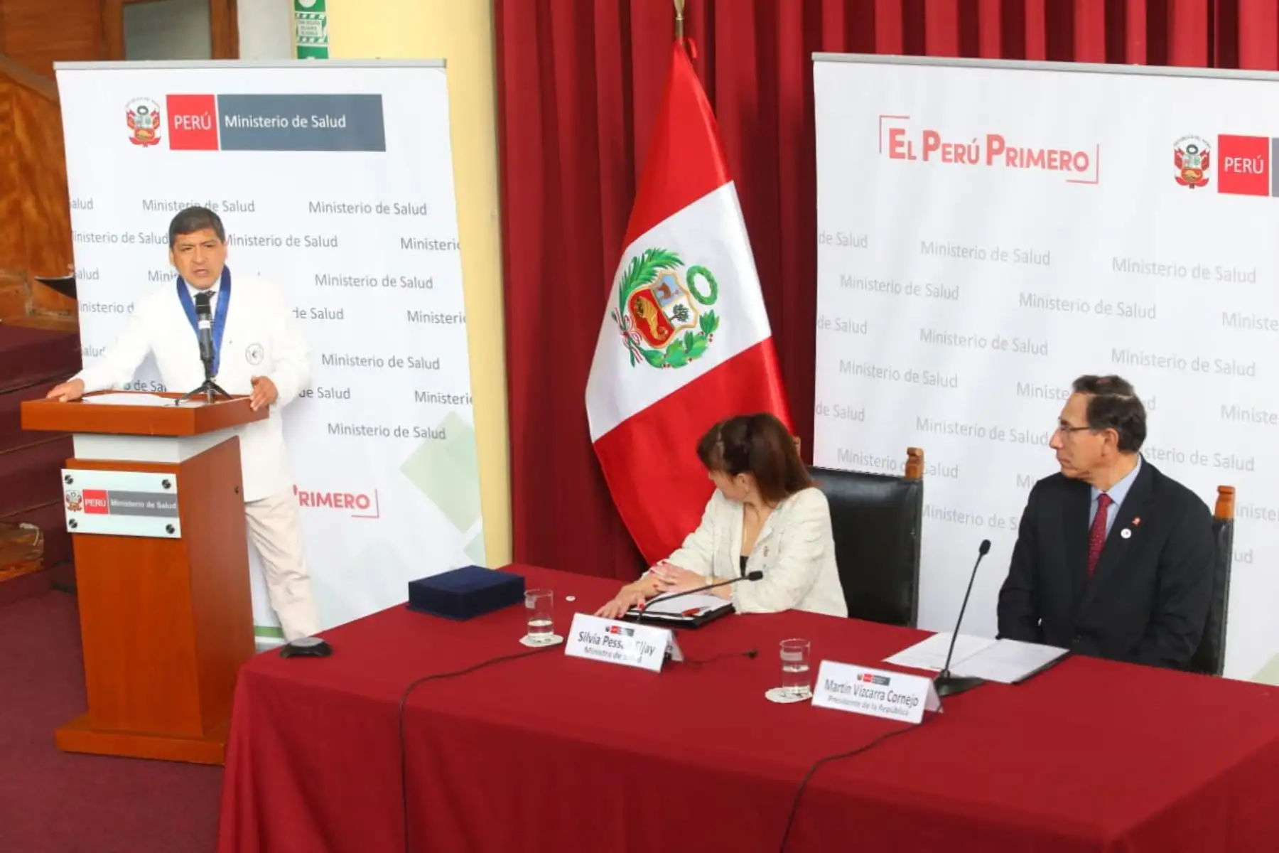 El presidente Martin Vizcarra  junto a la ministra de Minsa, Silvia Pessah, presentaron la reglamentación que regula la Política Integral de Compensaciones y Entregas Económicas del Personal de Salud. Foto: ANDINA/Prensa Presidencia