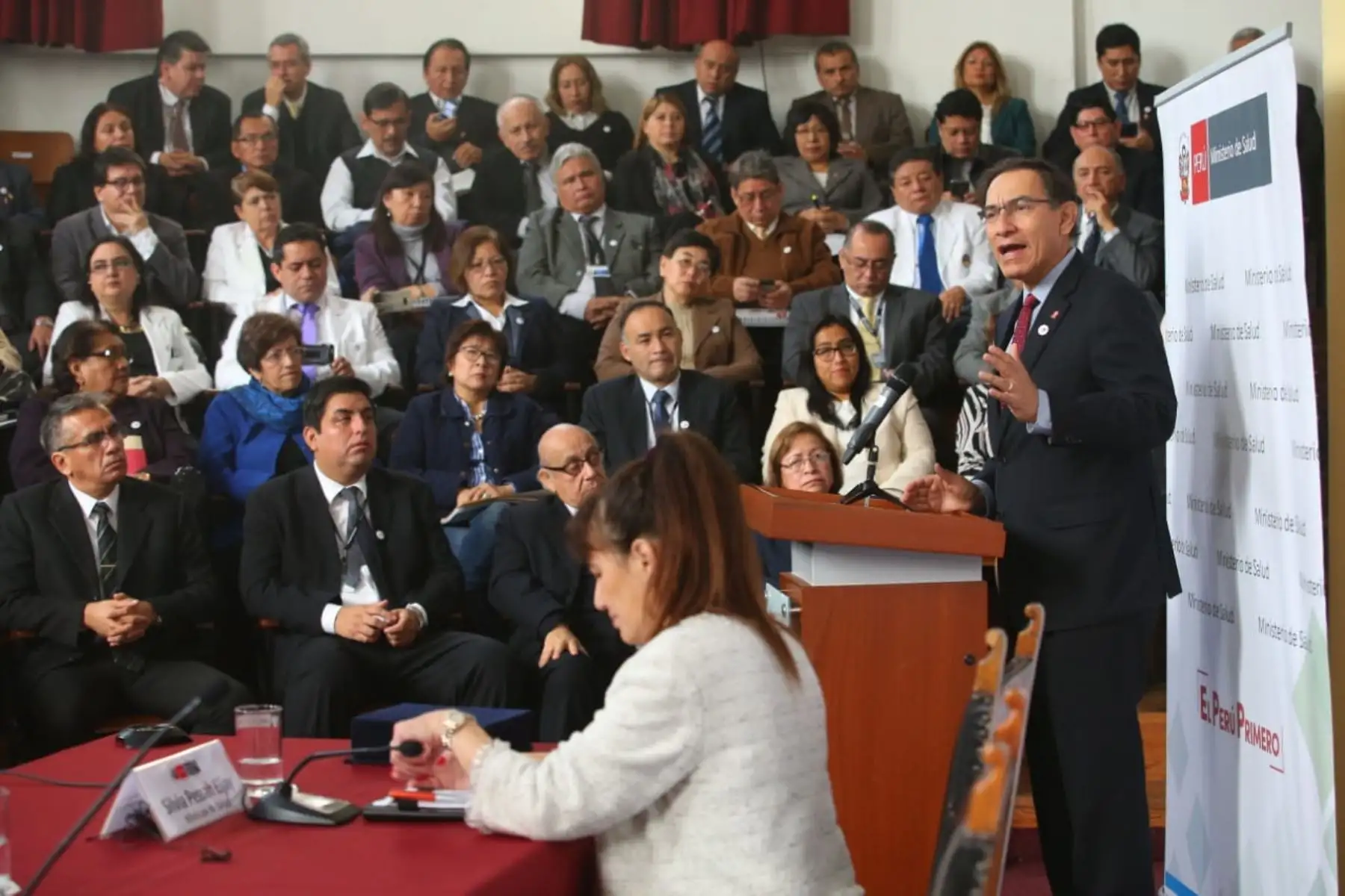 El presidente Martin Vizcarra  junto a la ministra de Minsa, Silvia Pessah, presentaron la reglamentación que regula la Política Integral de Compensaciones y Entregas Económicas del Personal de Salud. Foto: ANDINA/Prensa Presidencia
