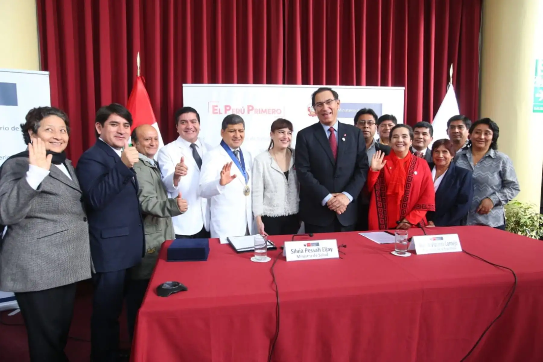 El presidente Martin Vizcarra  junto a la ministra de Minsa, Silvia Pessah, presentaron la reglamentación que regula la Política Integral de Compensaciones y Entregas Económicas del Personal de Salud. Foto: ANDINA/Prensa Presidencia