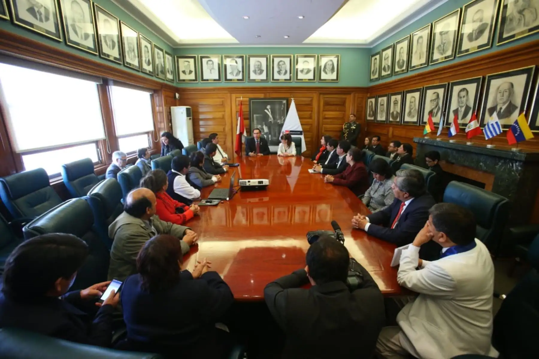 El presidente Martin Vizcarra  junto a la ministra de Minsa, Silvia Pessah, presentaron la reglamentación que regula la Política Integral de Compensaciones y Entregas Económicas del Personal de Salud. Foto: ANDINA/Prensa Presidencia