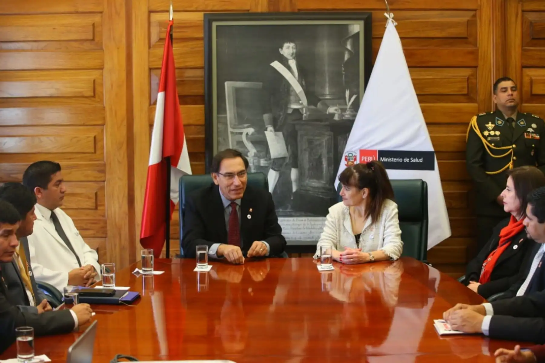 El presidente Martin Vizcarra  junto a la ministra de Minsa, Silvia Pessah, presentaron la reglamentación que regula la Política Integral de Compensaciones y Entregas Económicas del Personal de Salud. Foto: ANDINA/Prensa Presidencia