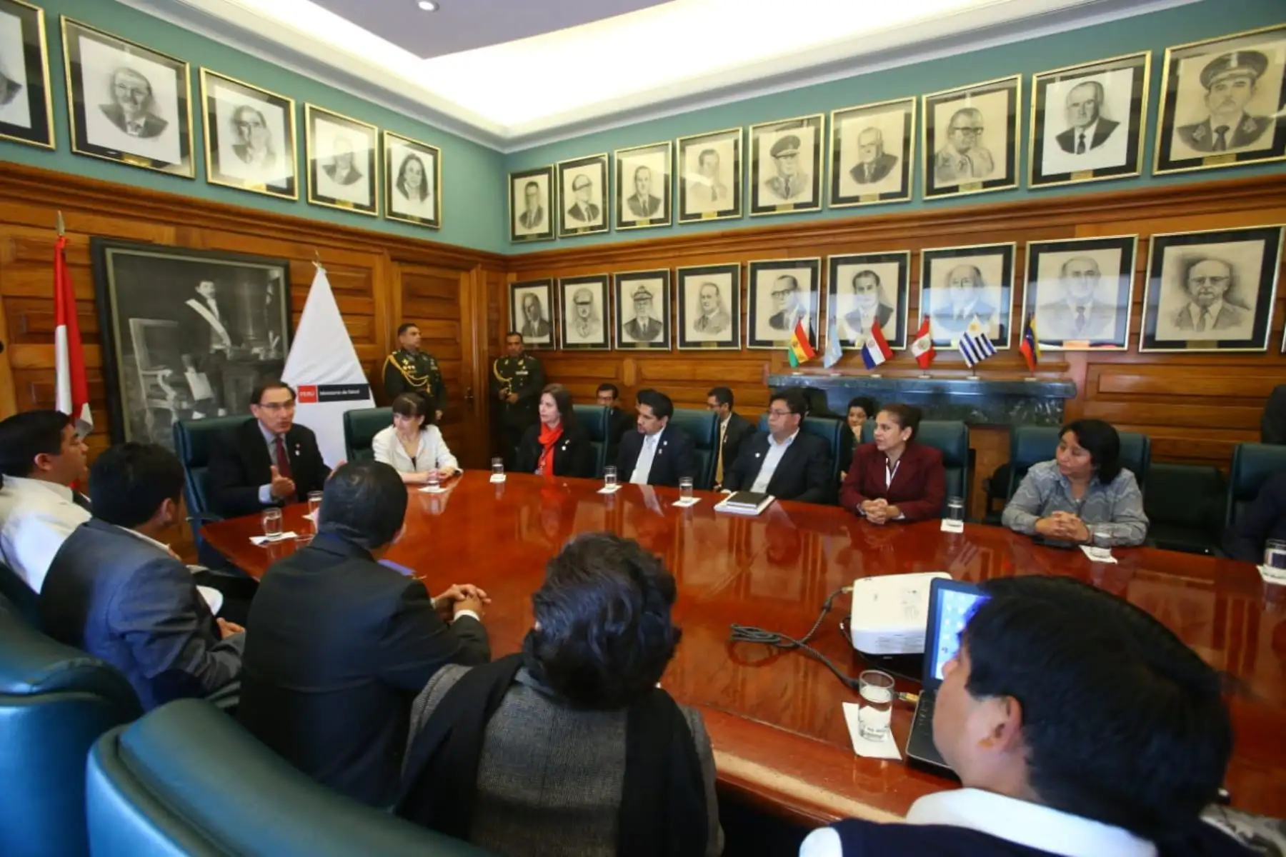 El presidente Martin Vizcarra  junto a la ministra de Minsa, Silvia Pessah, presentaron la reglamentación que regula la Política Integral de Compensaciones y Entregas Económicas del Personal de Salud. Foto: ANDINA/Prensa Presidencia