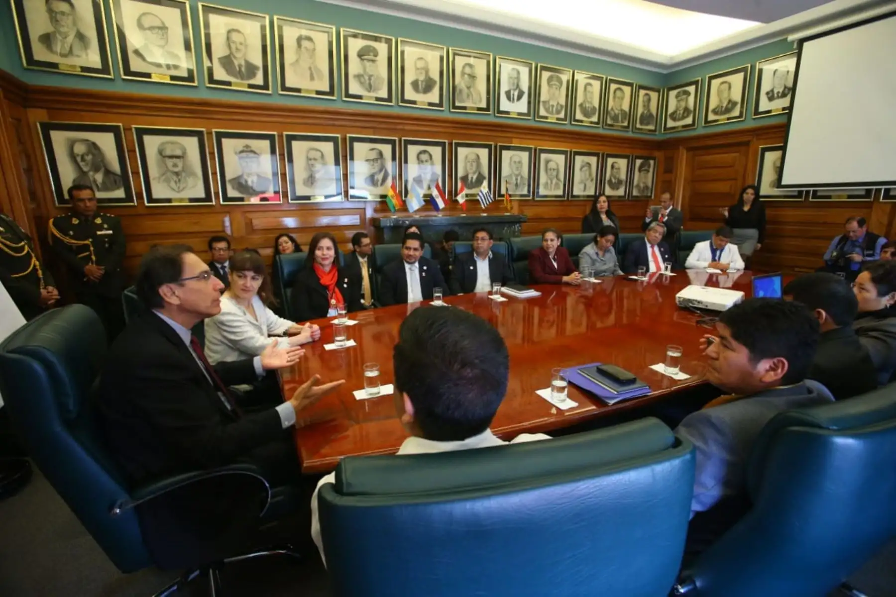 El presidente Martin Vizcarra  junto a la ministra de Minsa, Silvia Pessah, presentaron la reglamentación que regula la Política Integral de Compensaciones y Entregas Económicas del Personal de Salud. Foto: ANDINA/Prensa Presidencia