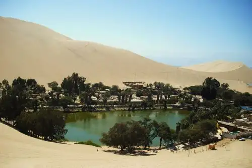 La deslumbrante belleza natural de la laguna de Huacachina, ubicada en la costa desértica del departamento de Ica, mereció un artículo especial en la edición mexicana de la prestigiosa revista de moda y belleza Vogue. Llamada el “oasis de América”, se le reconoce como un destino alternativo al emblemático Machu Picchu. INTERNET/Medios