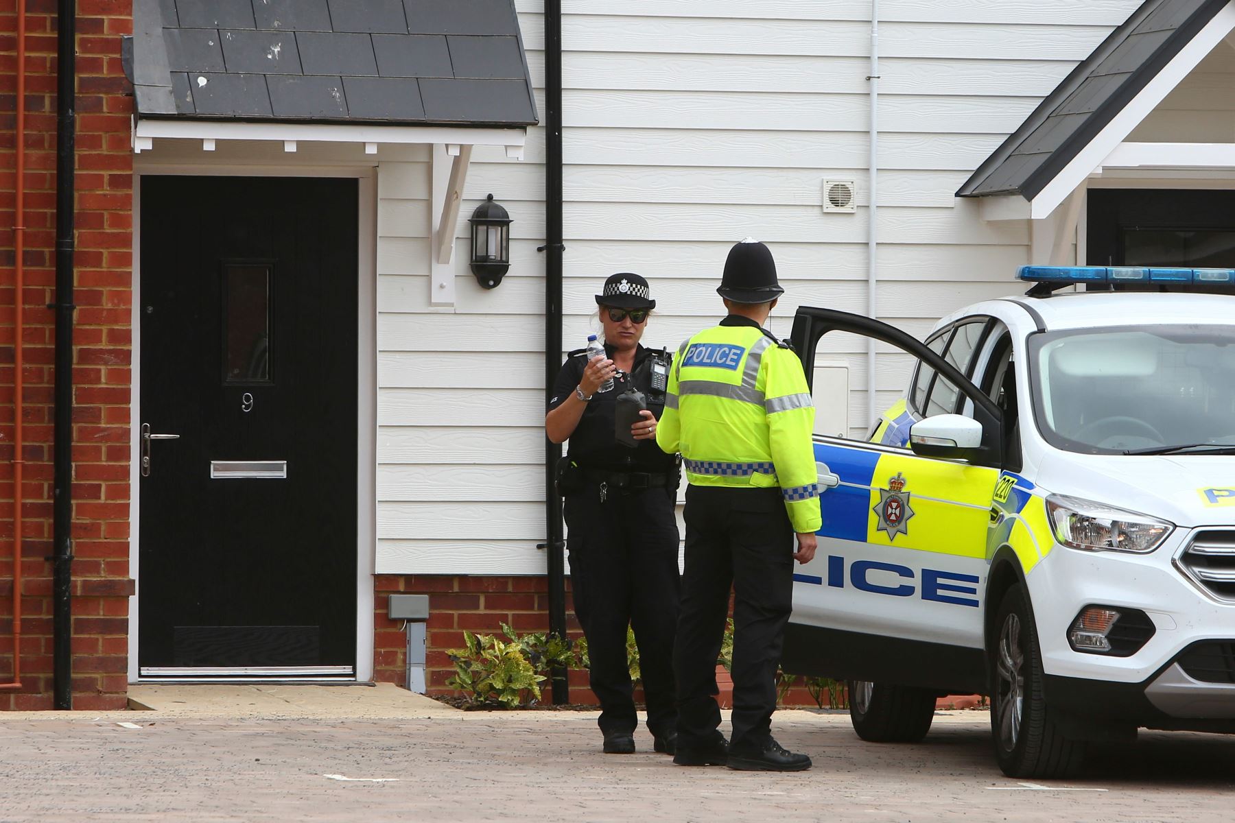 Policía monta guardia en la casa de Charlie Rowley  Foto: AFP