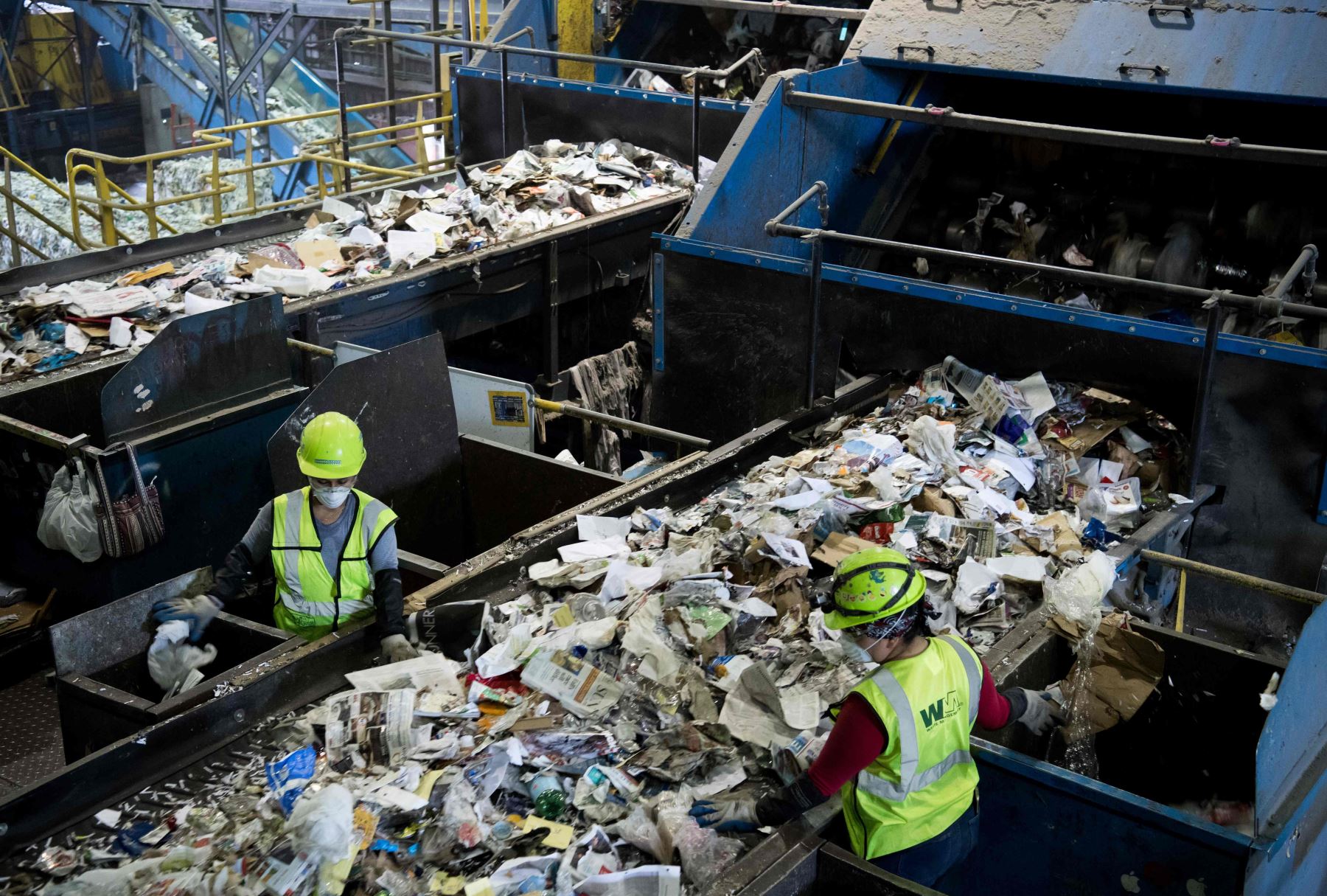 Trabajadores clasifican material de reciclaje  en Elkridge, Maryland Foto: AFP
